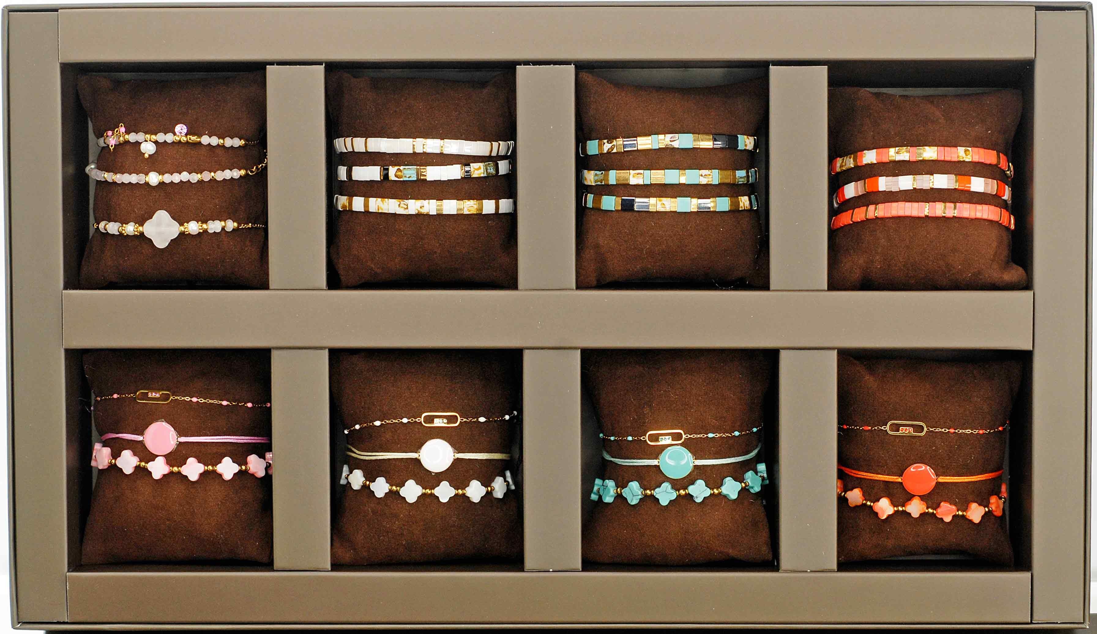 Set aus 24 Armbändern aus Perlen, Perlmutt und Emaille