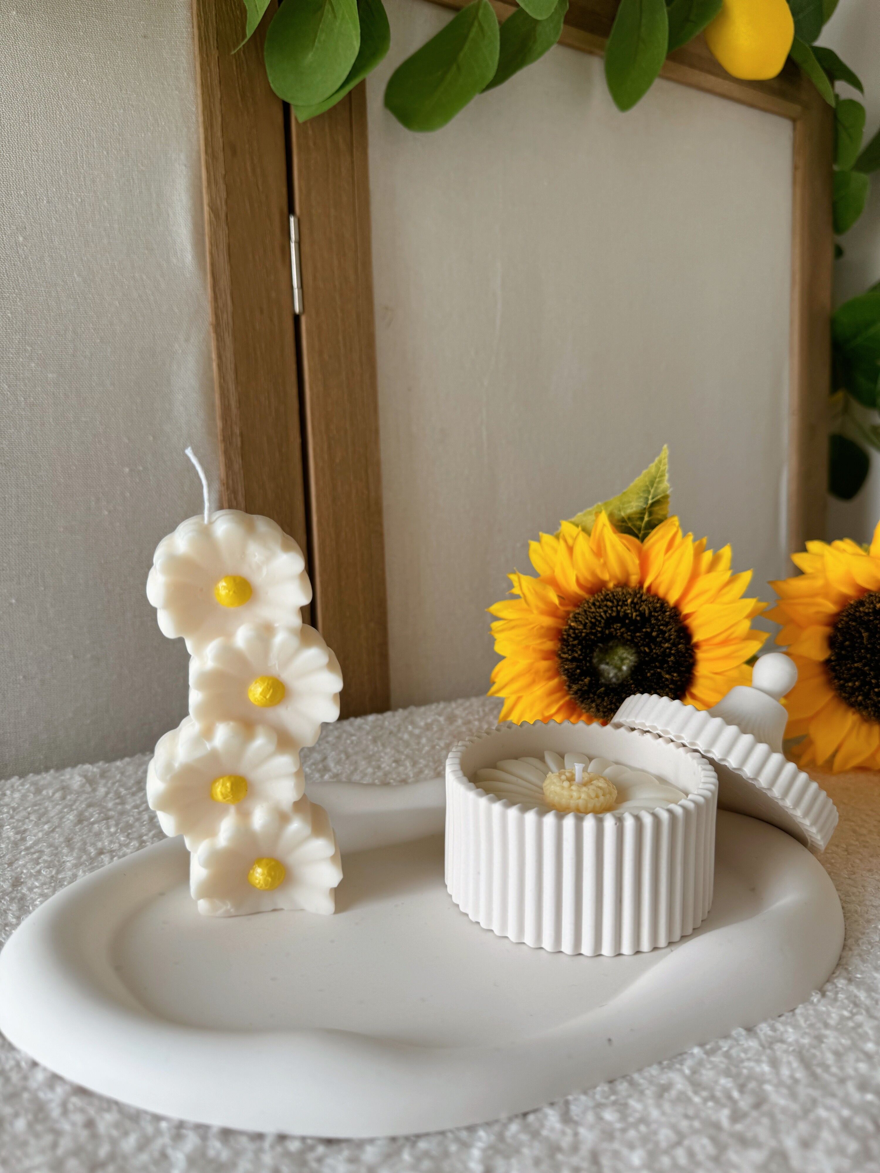 Rising daisy candle
