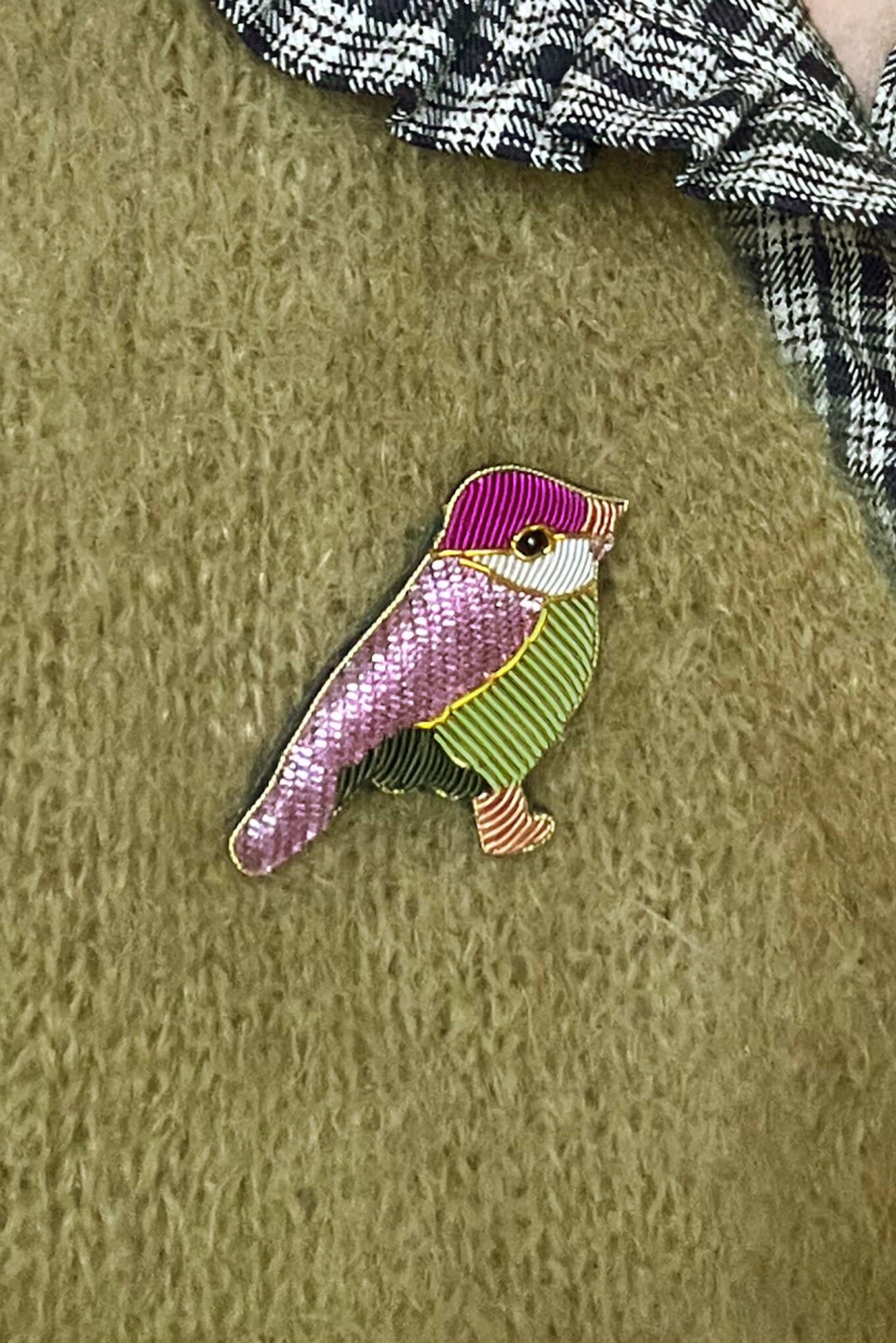 Bestickte Vogelbrosche mit Cannetille-Faden