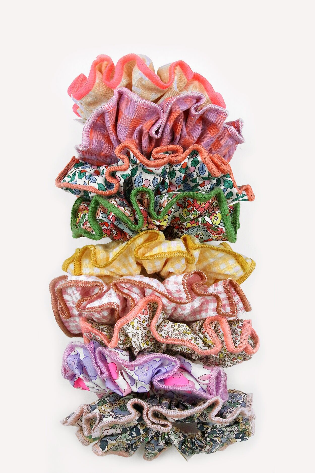 Haargummi mit Liberty-Muster und kontrastierenden Overlocknähten