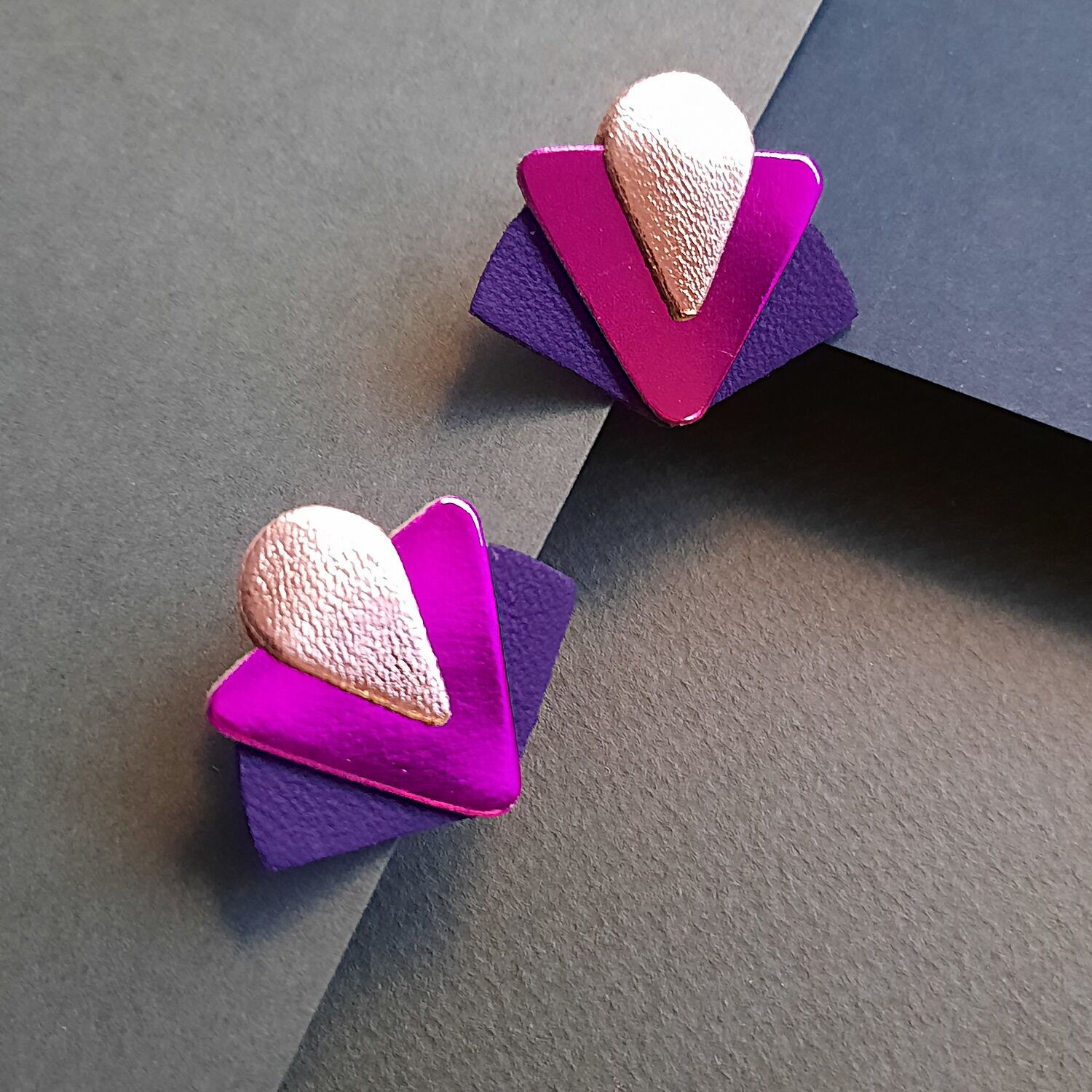 Fuchsiafarbene Art-Deco-Ohrstecker