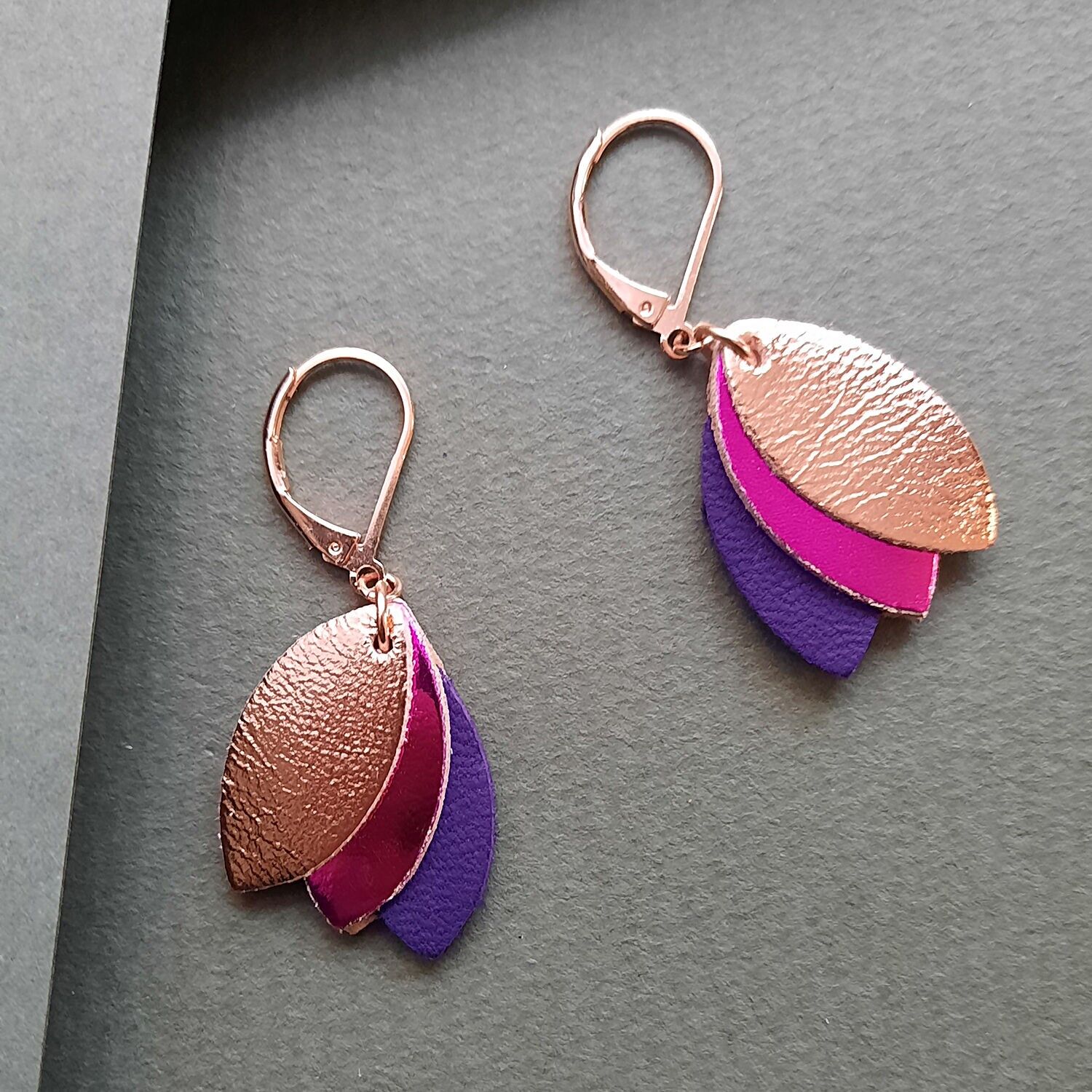 Kurze CHOUCHOU-Ohrringe in Fuchsia