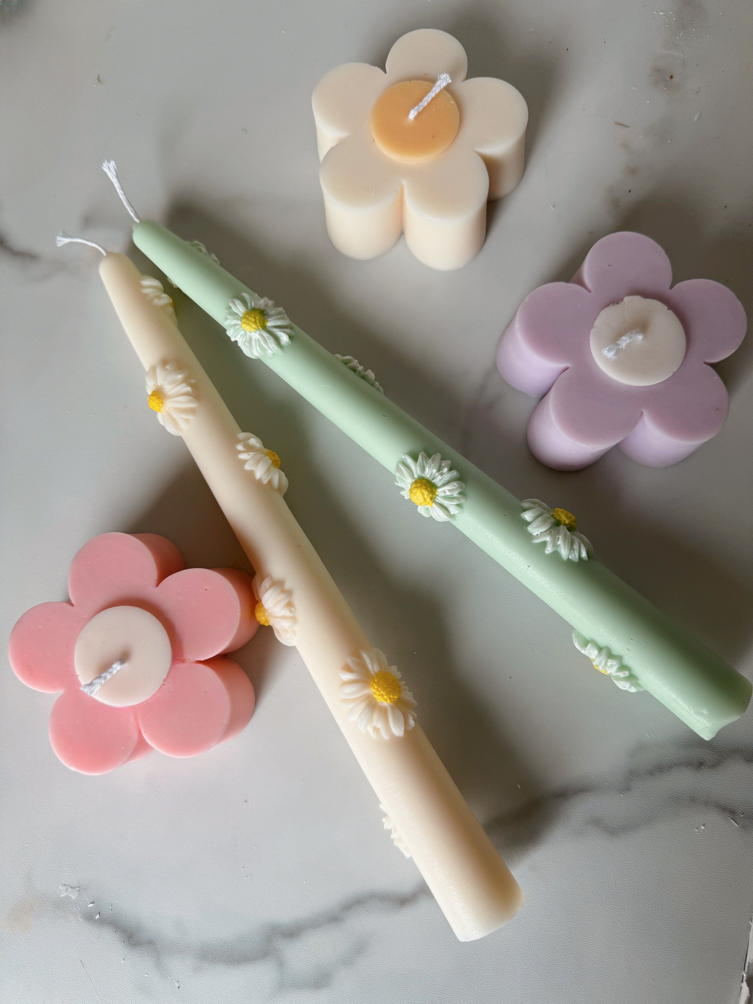 Daisy candle, choice of colors/scents