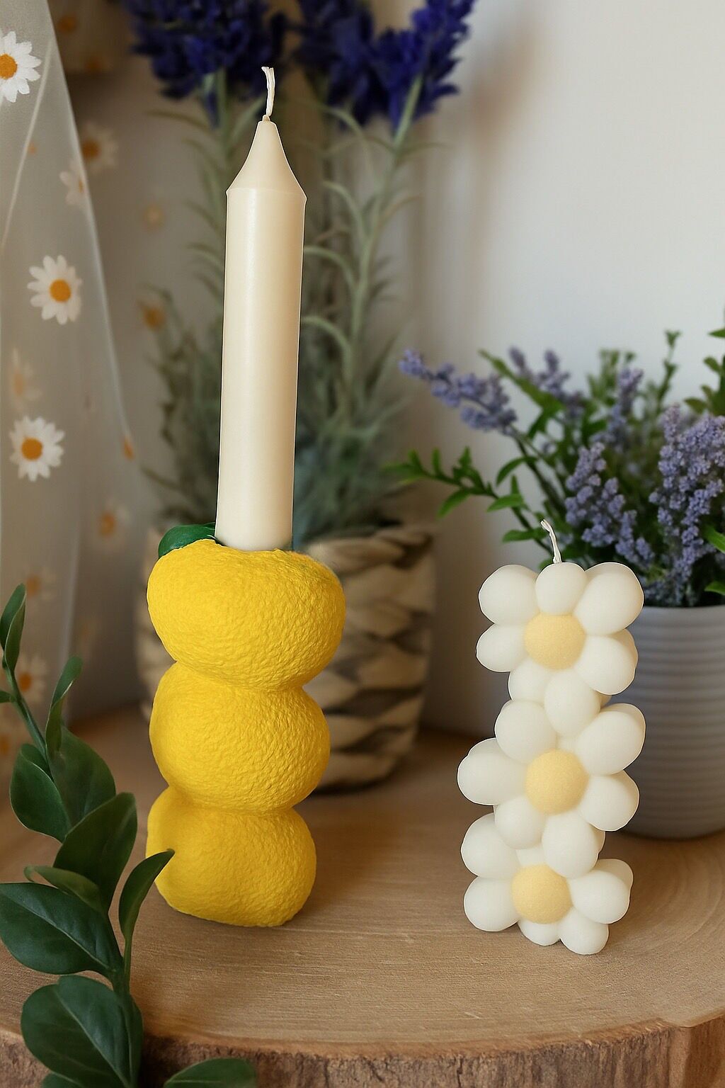 Rising daisy candle