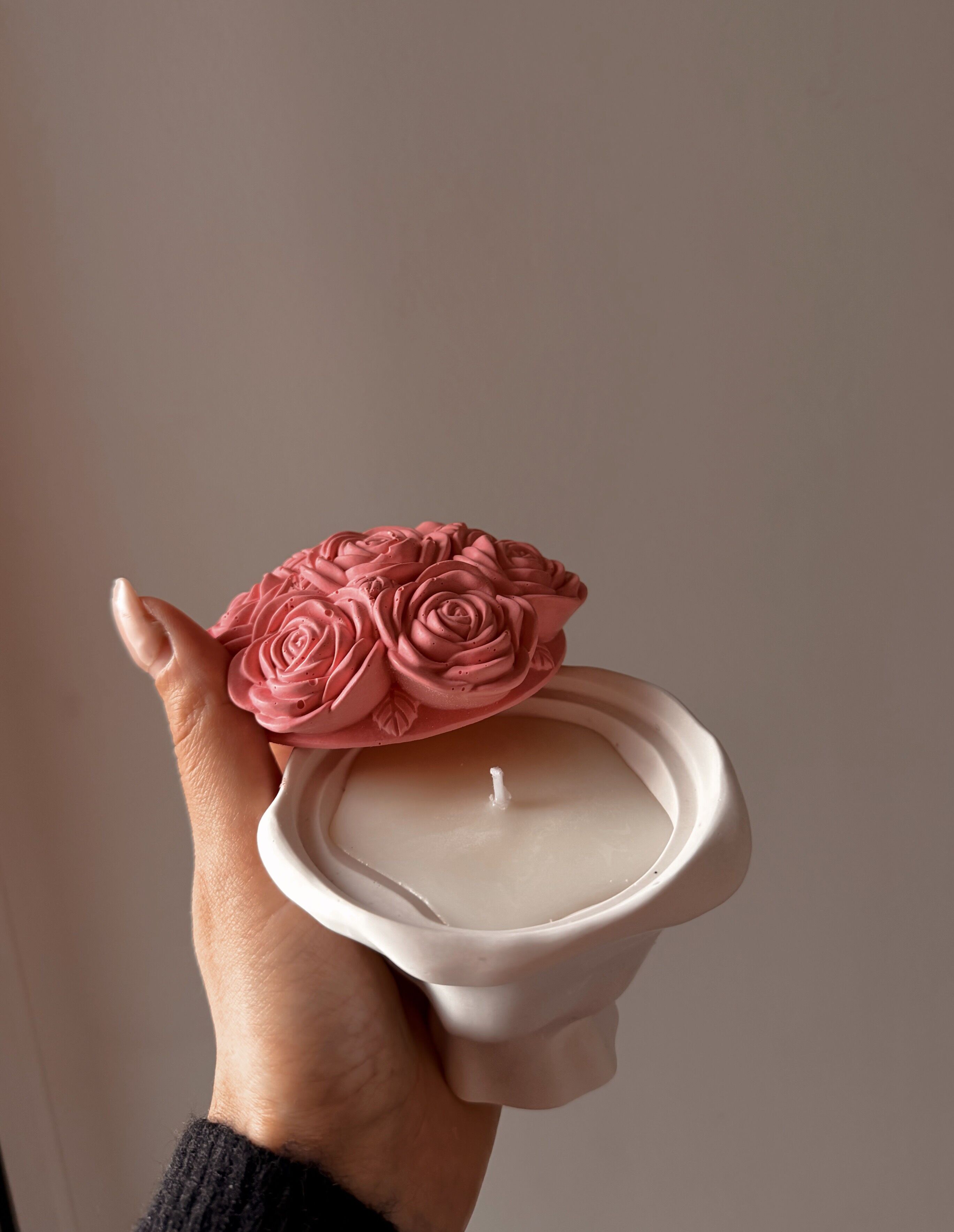 Handmade rose bouquet candle with rosewood scent