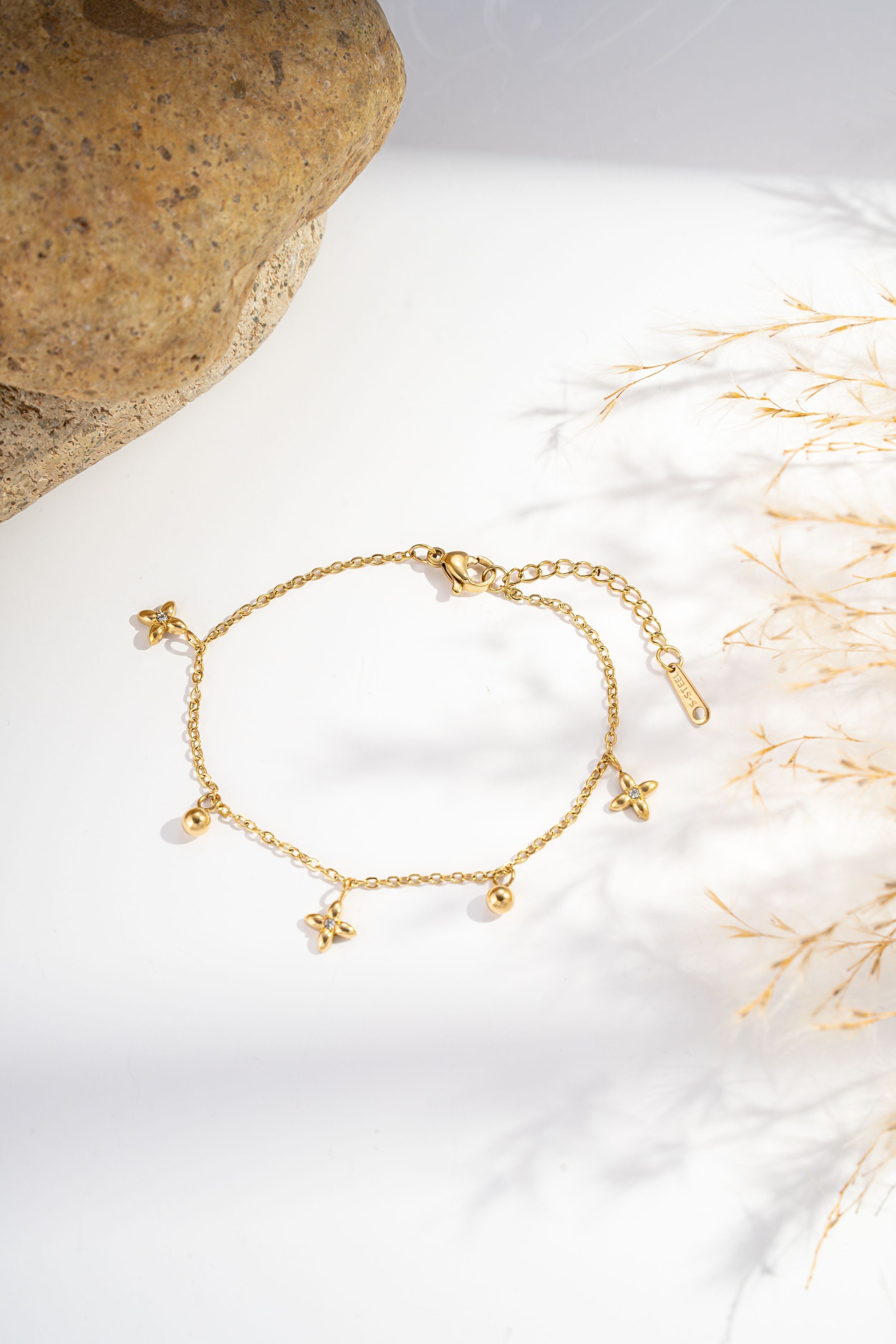 Gold-plated stainless steel bracelet with crystal flowers and delicate beads