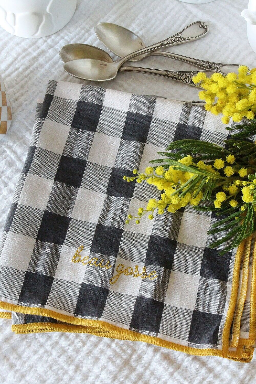 Karoservietten mit Stickerei – LAKORIZON