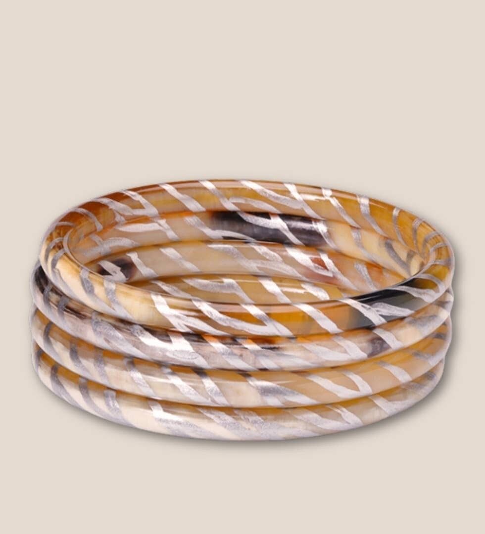 Armreif aus recyceltem Horn, 6 mm, Zebra Silber 03