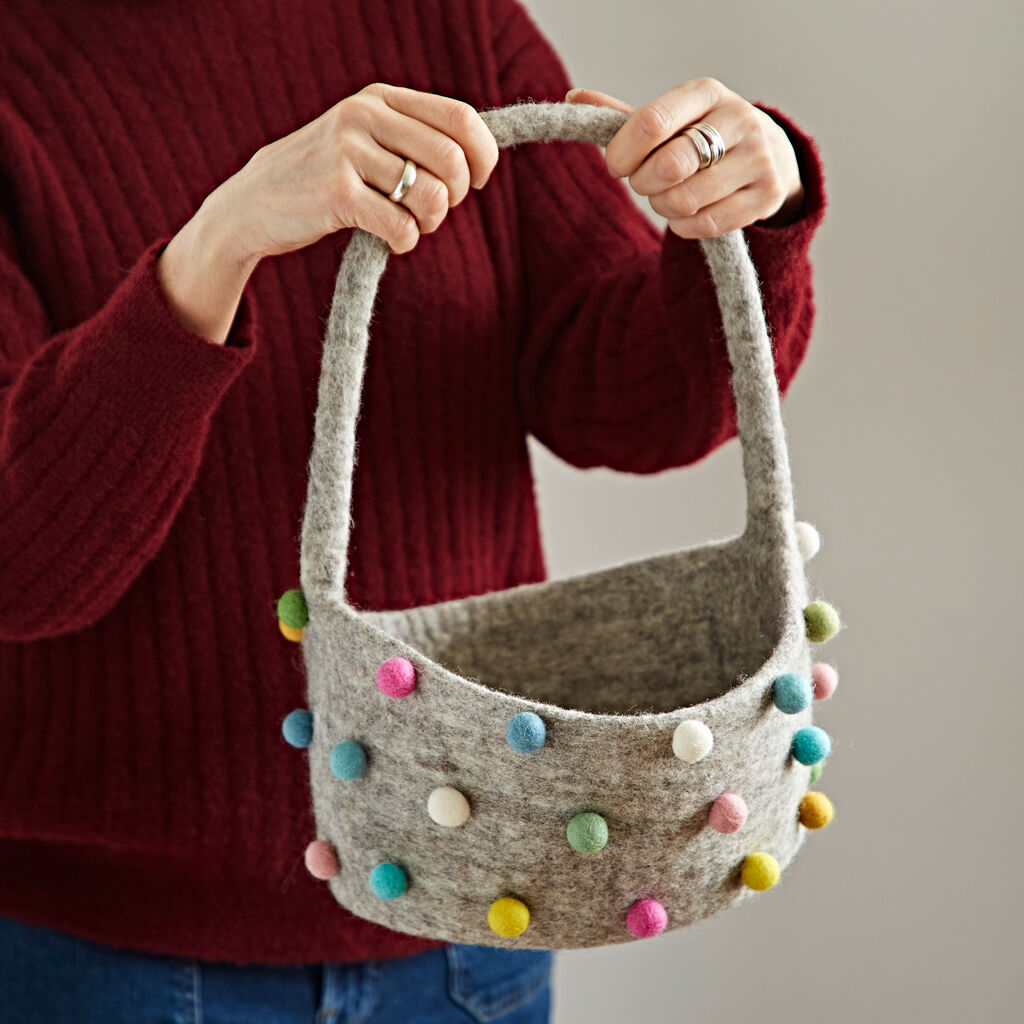 Cesta de almacenamiento con pompones de fieltro y asa