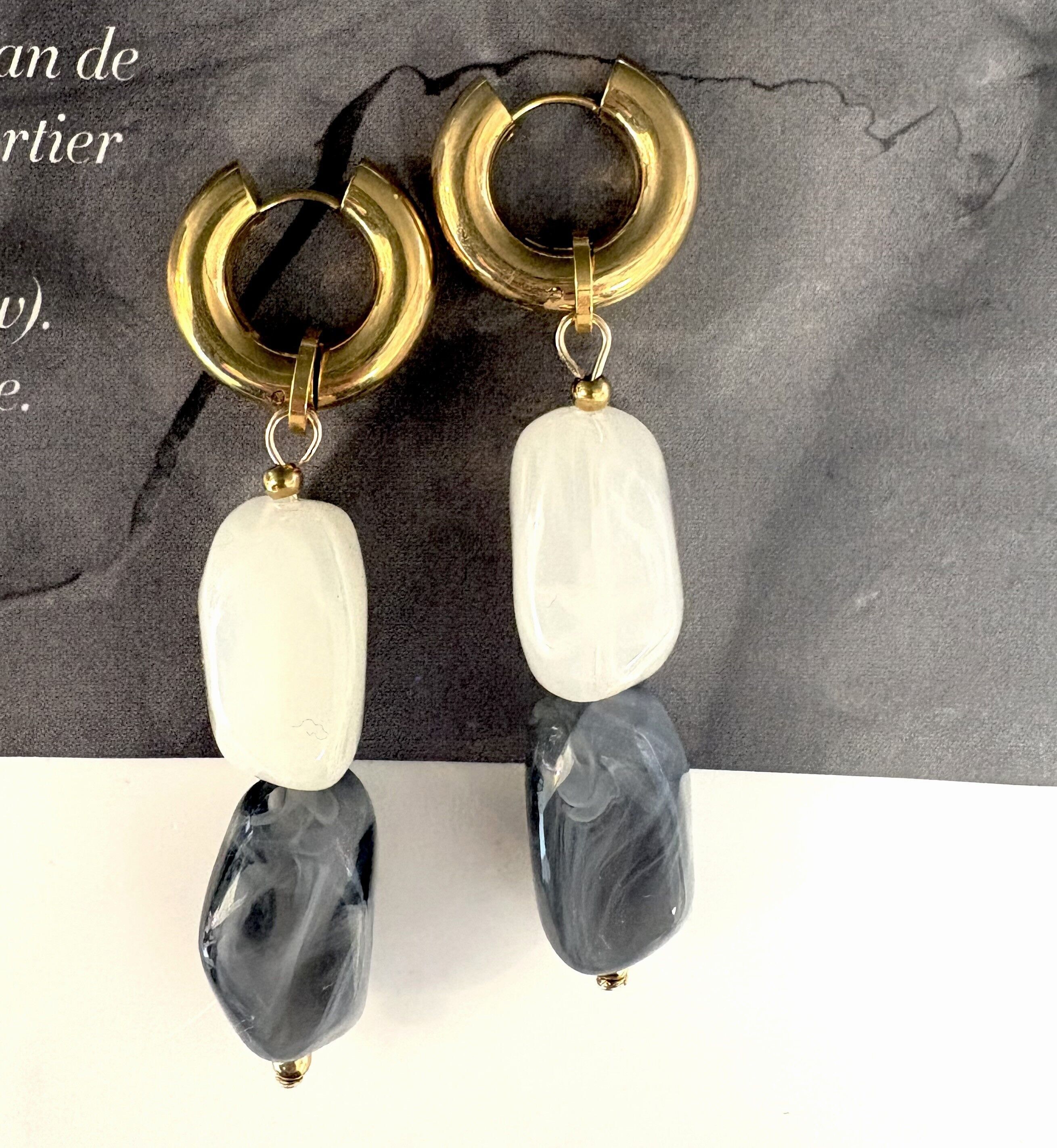 Earrings with acrylic beads gray/white