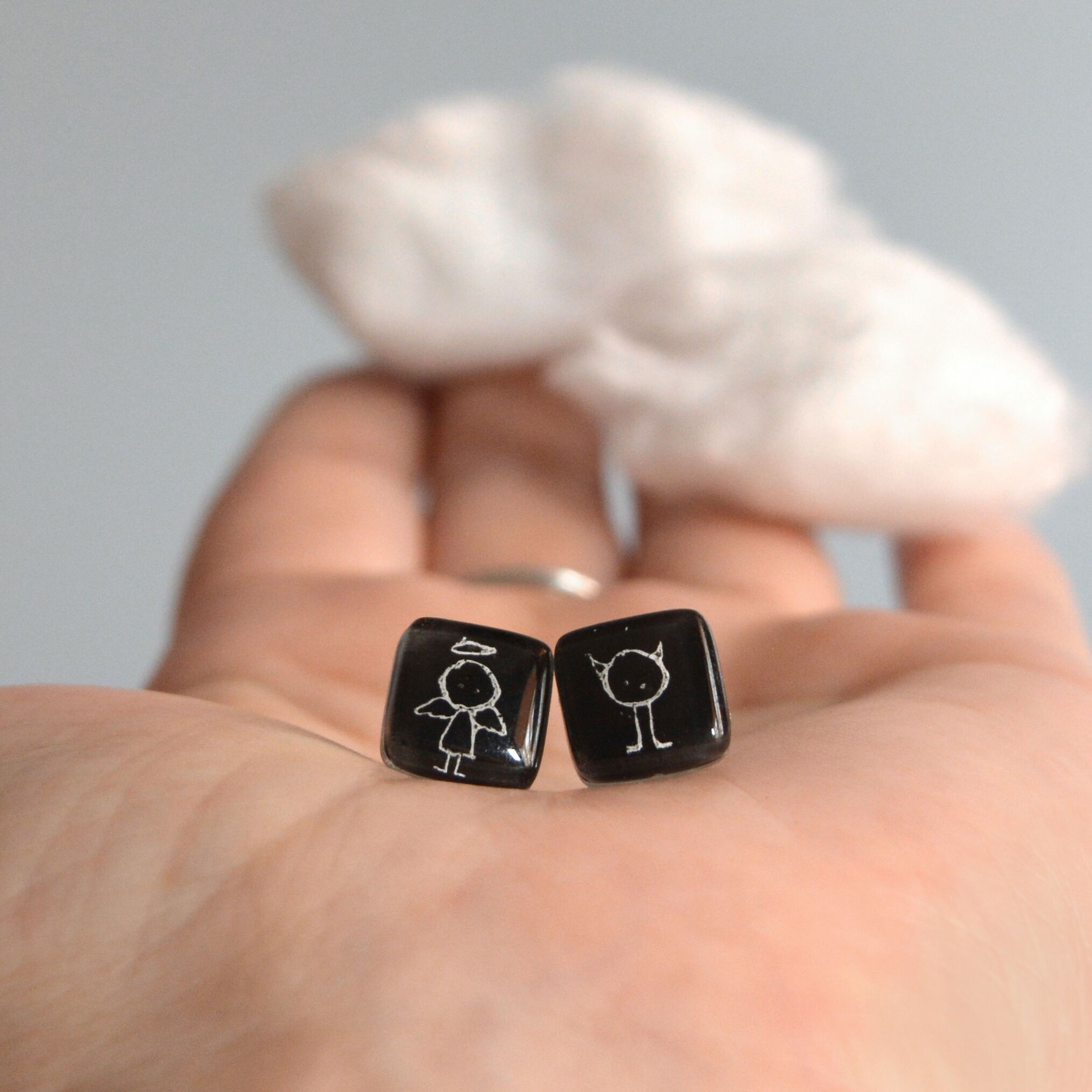 Schwarze Engel- und Dämonen-Ohrringe mit Knöpfen, Glas und 925er Sterlingsilber