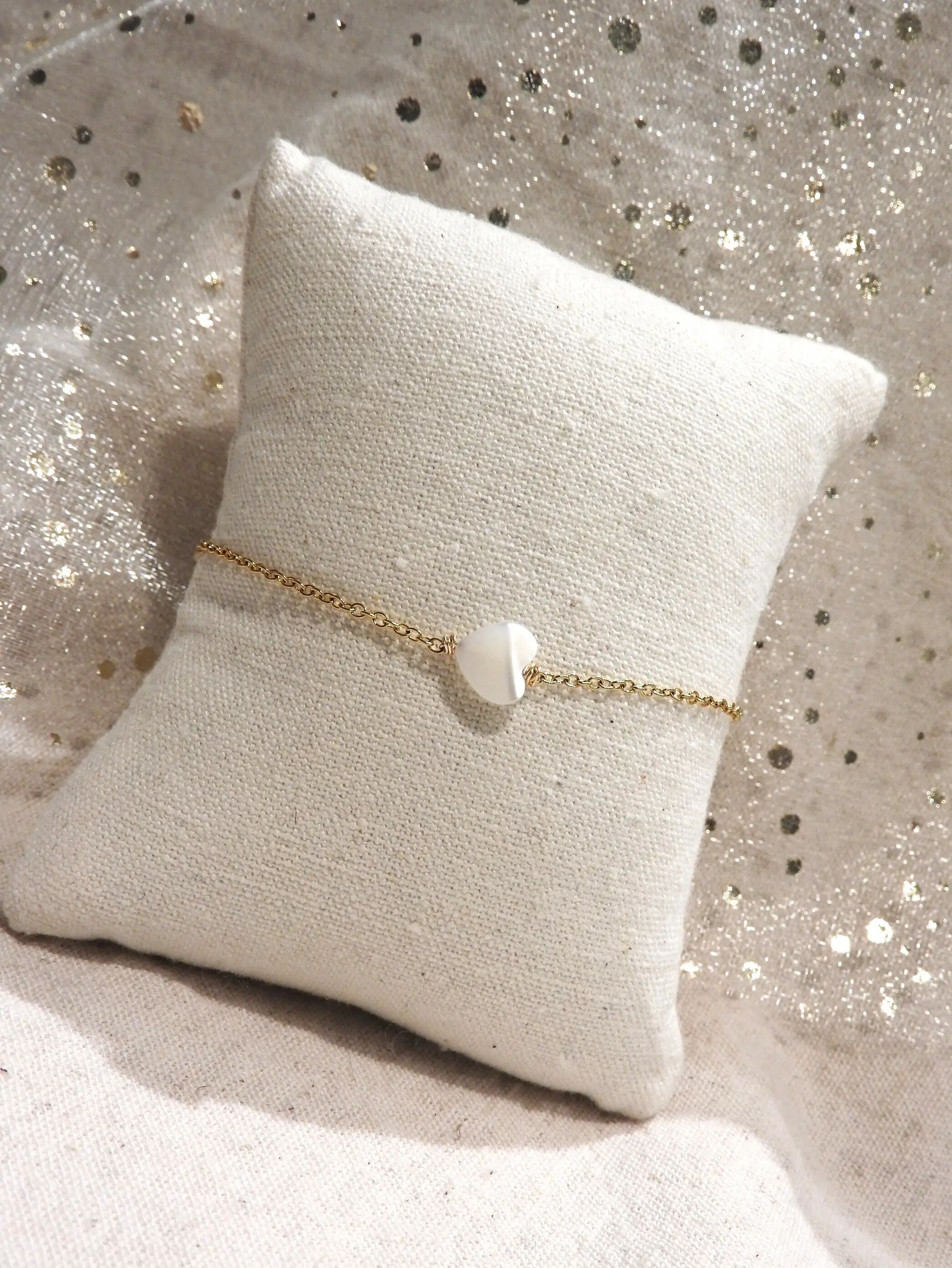 Bracelet Chaîne Cœur en Nacre Blanche