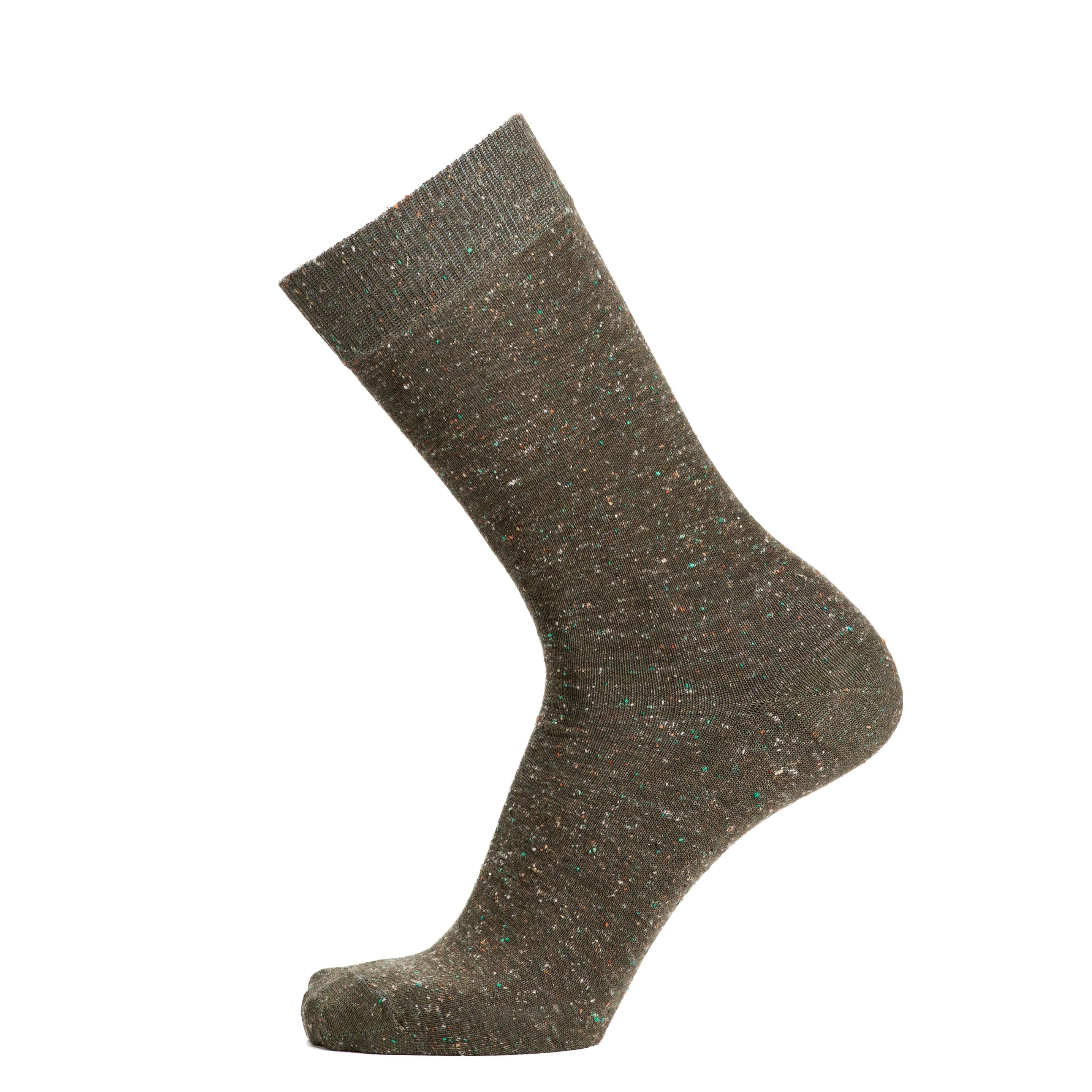 Die gesprenkelten Herrensocken aus khakifarbener Baumwolle
