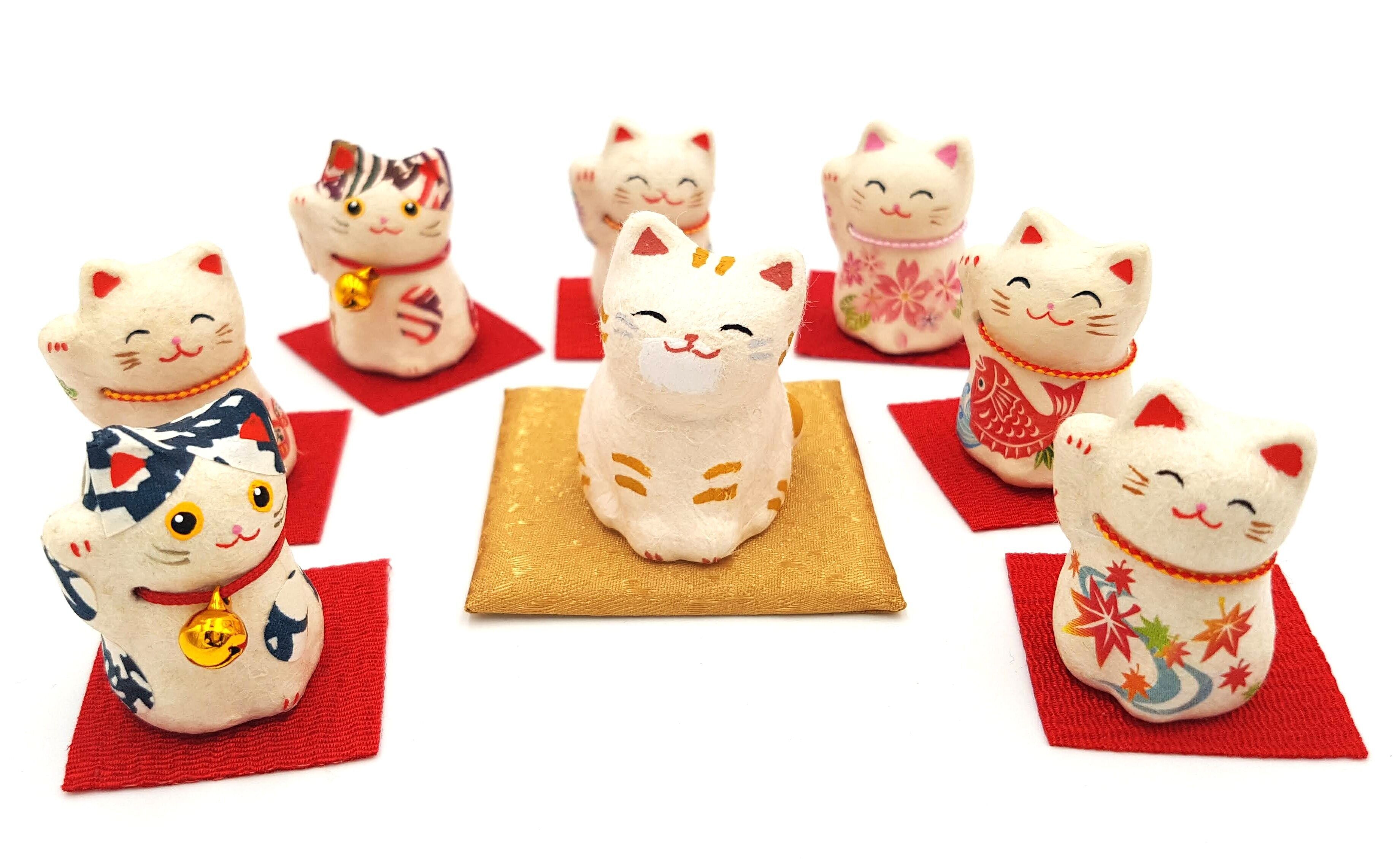 Bambola Maneki-neko realizzata con carta washi strappata