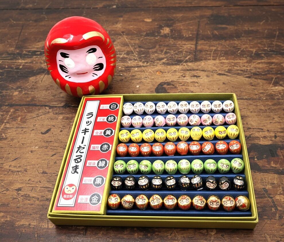Lot de petits porte-bonheur japonais en céramique daruma peint à la main au Japon