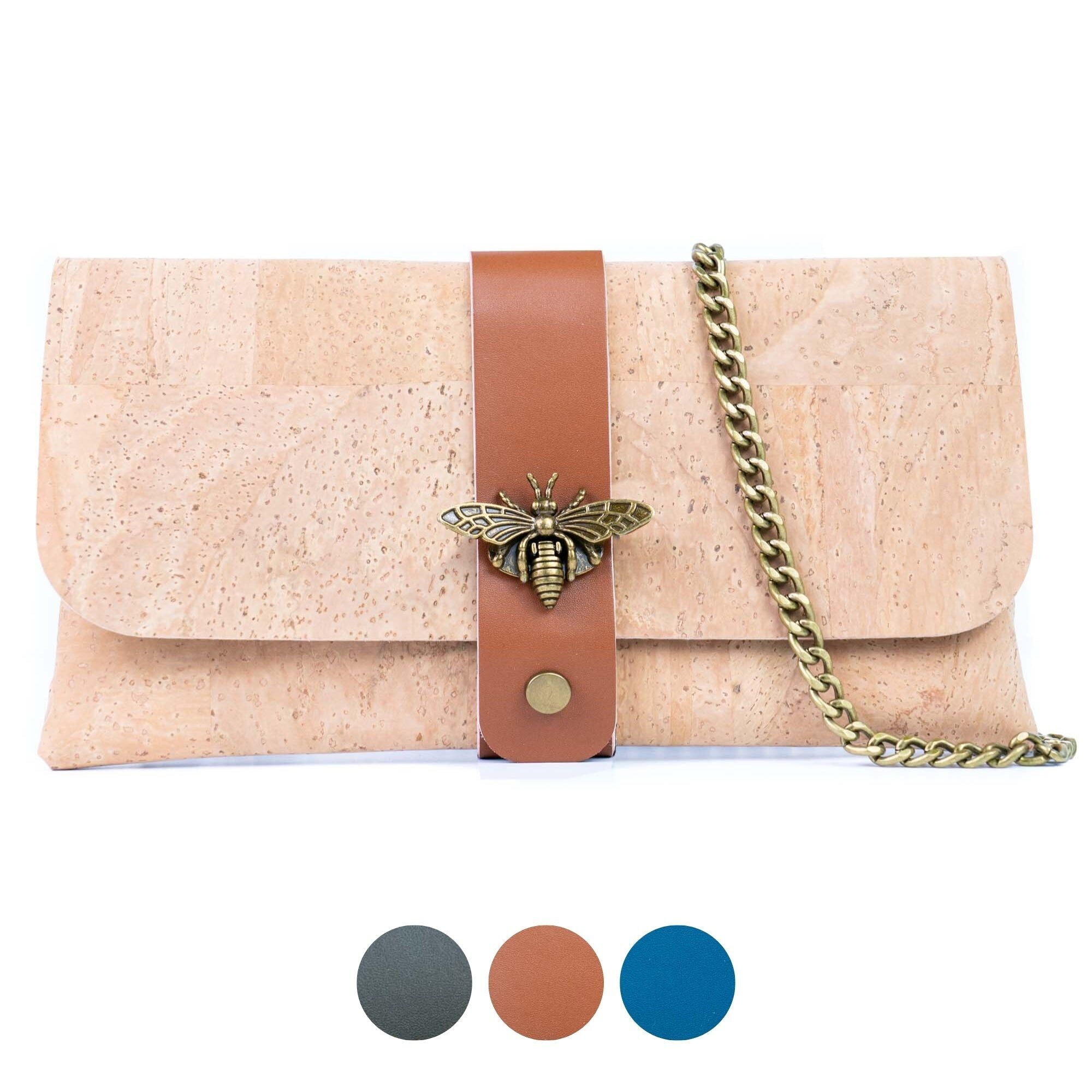 Umhängetasche aus Naturkork mit Kettenriemen und Bienenanhänger, Modell BAG-2372