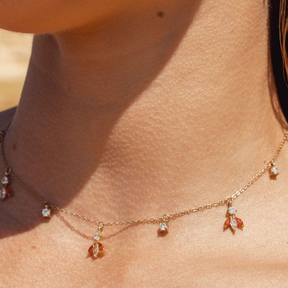 Collier Katarina - petites breloques en motif feuillage en oxydes de zirconium