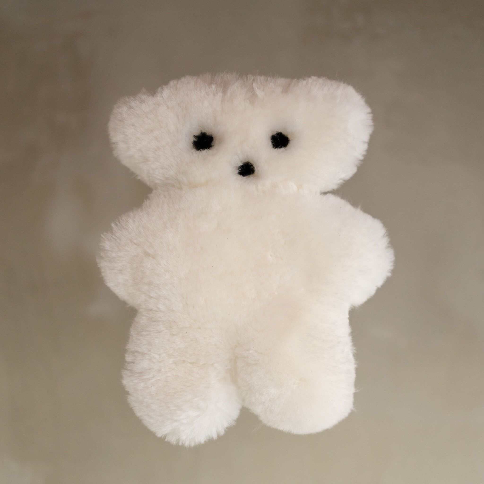 Nachbarbär – Kuscheltier aus Merinoschafsfell – Weiß – Groß
