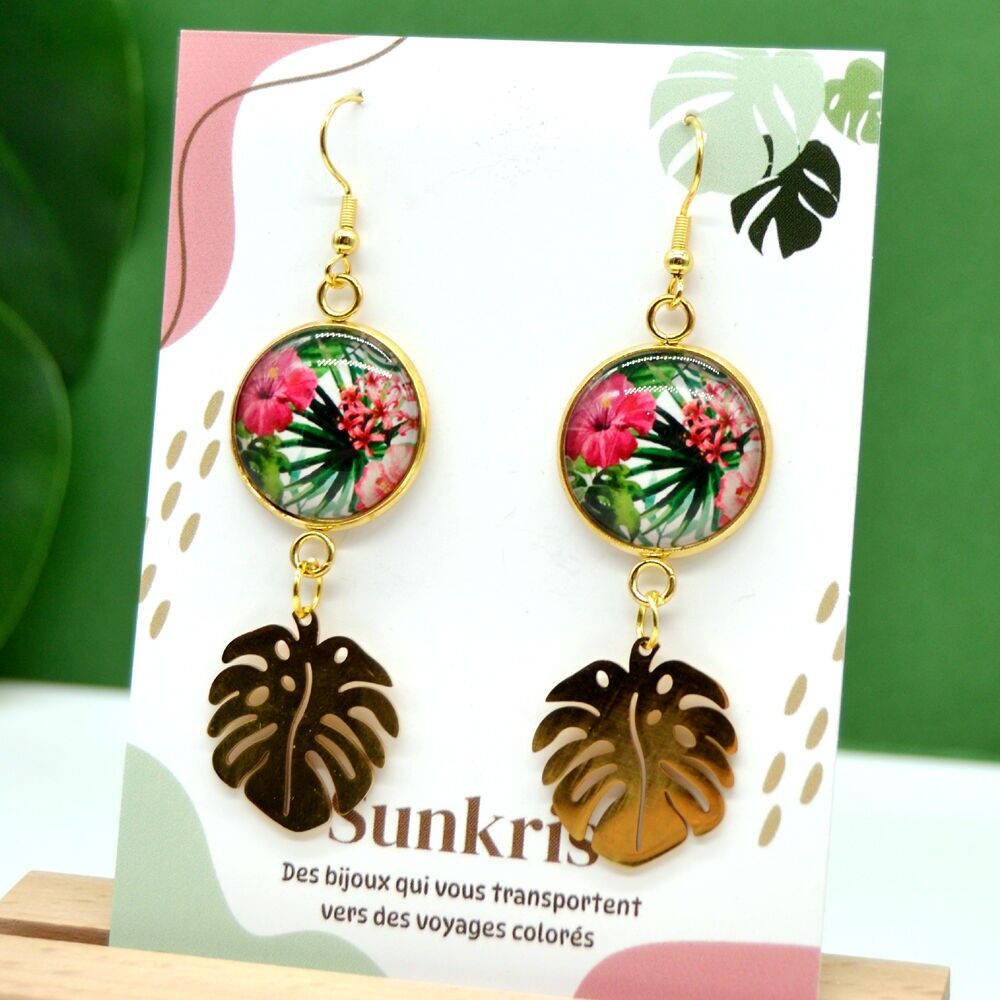 Ohrringe aus Edelstahl mit tropischer Monstera und Hibiskus.