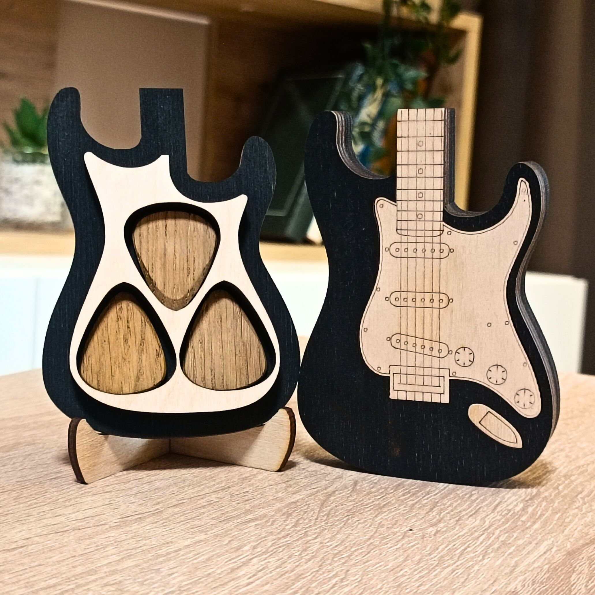 Electric Guitar Pick Box – Wooden Holder with 3 Oak Picks