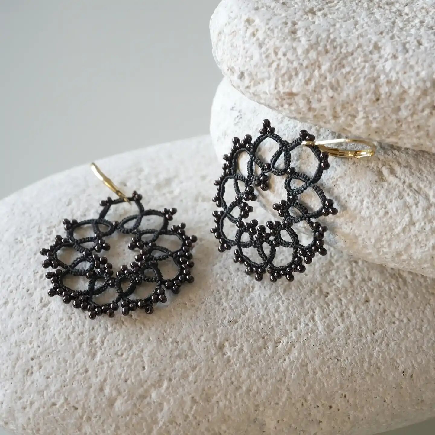 Earrings made of wire and beads, flower