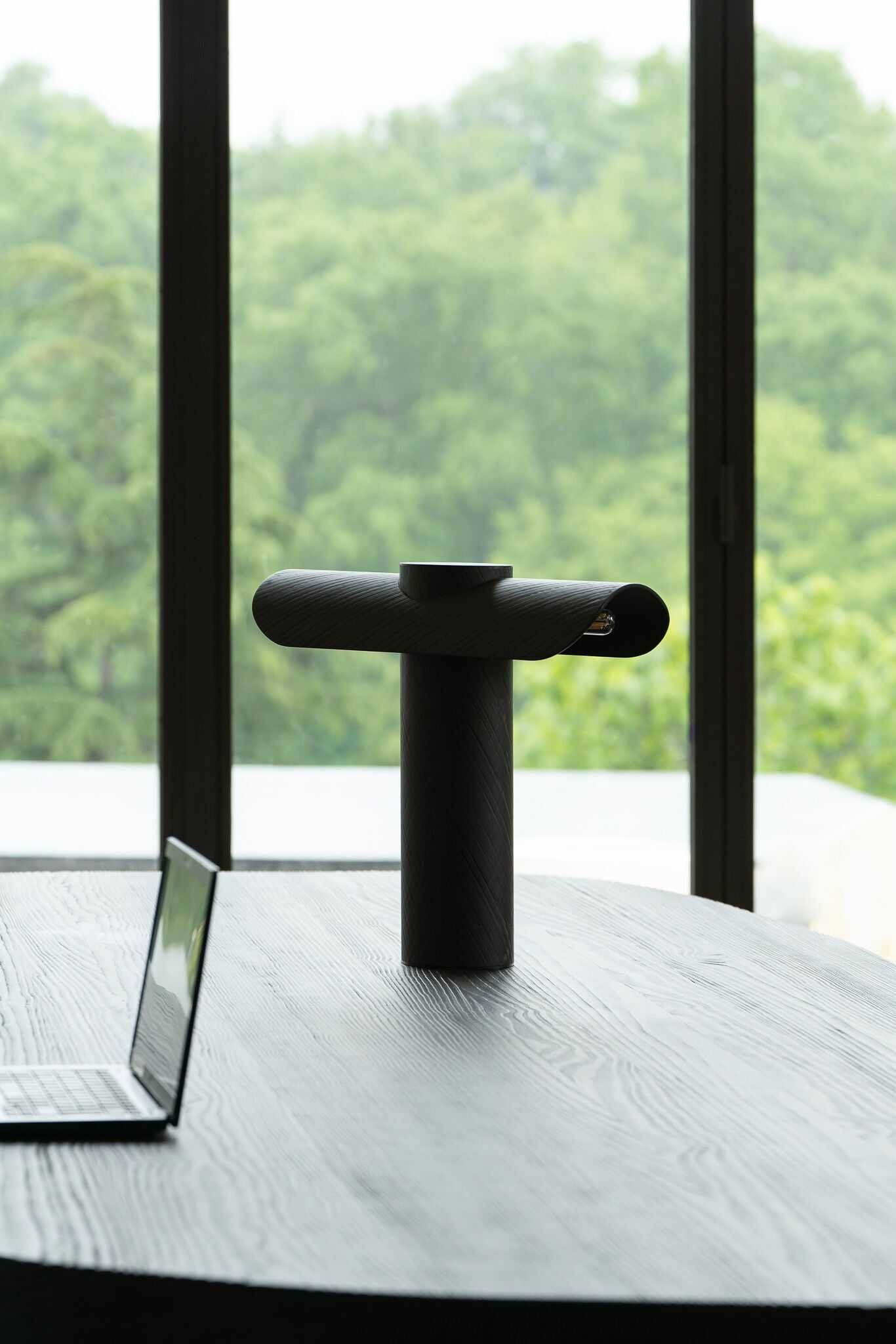T-shaped table lamp in carbon fiber