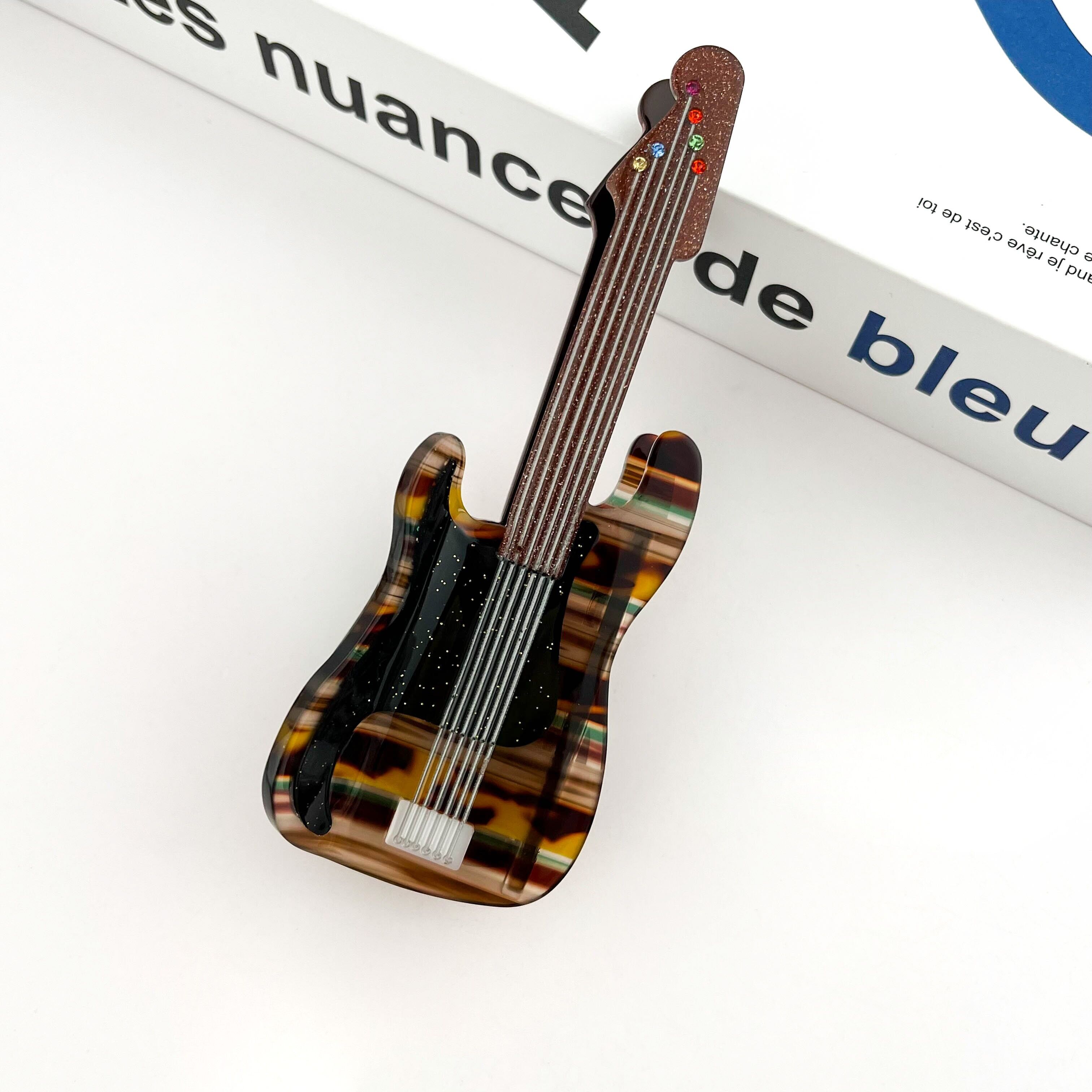 Braune Haarspange im Vintage-Gitarren-Stil aus Acetat – Retro-Musik-Stil