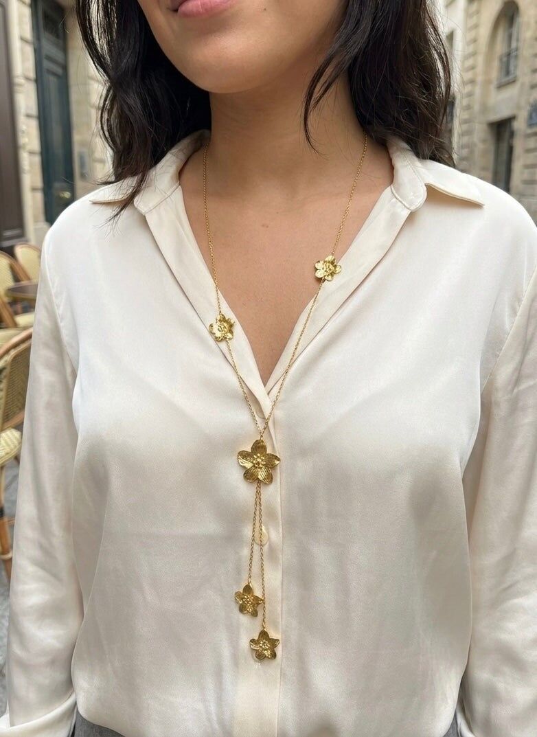 Gold Y-shaped necklace adorned with textured flowers
