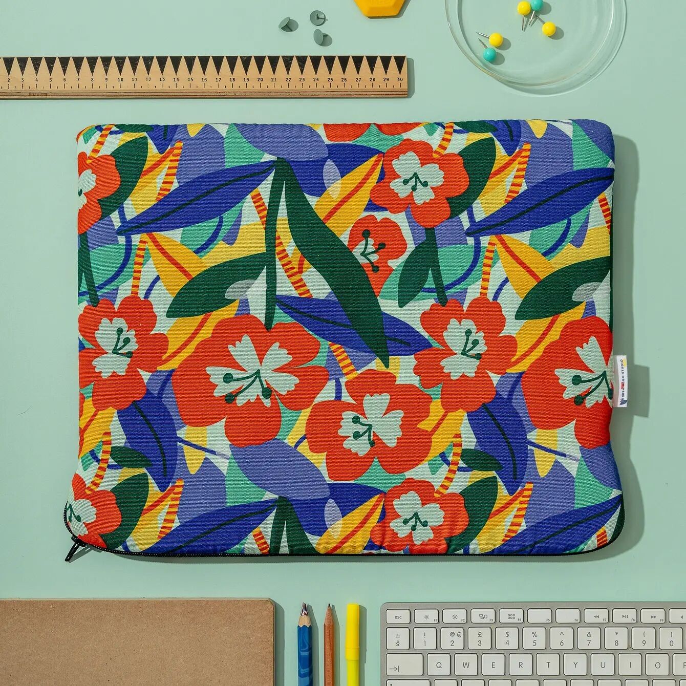 Laptoptasche mit burgunderfarbenem Blumenmuster