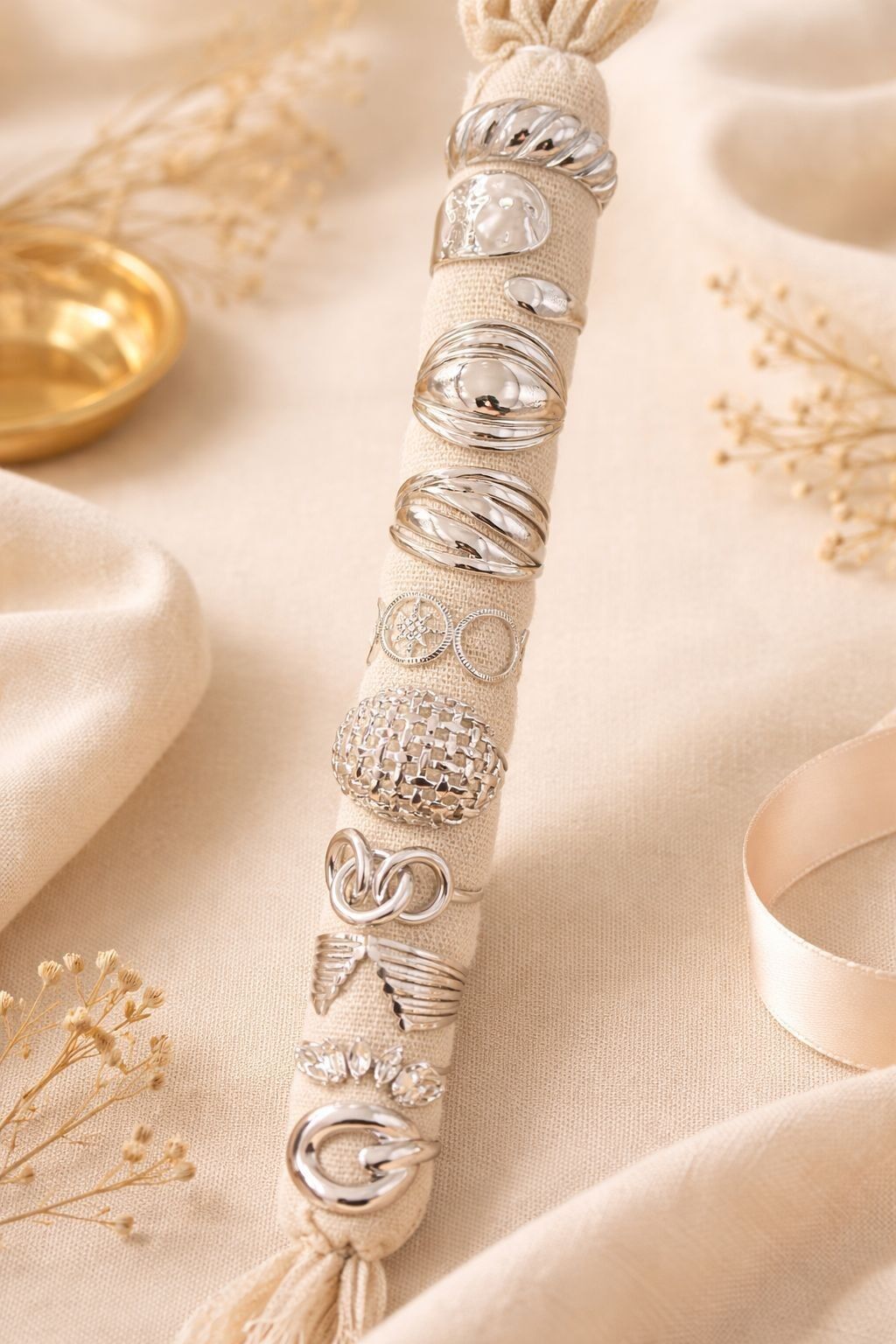 Set mit 10 silbernen Edelstahlringen auf Präsentationsständer