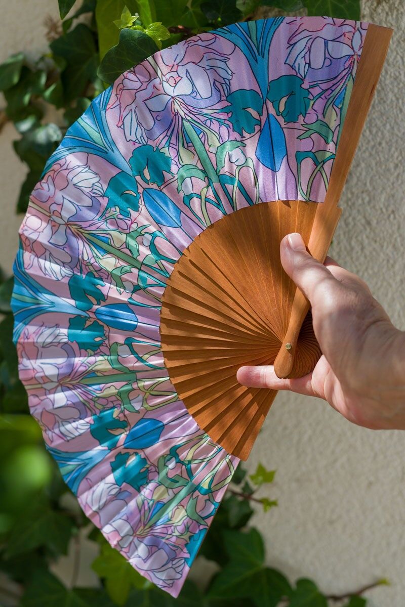 Éventail espagnol en bois et soie synthétique aux couleurs pastel – Style Art nouveau – Idéal pour l'été – Taille moyenne 23 cm – Taille moderniste 32