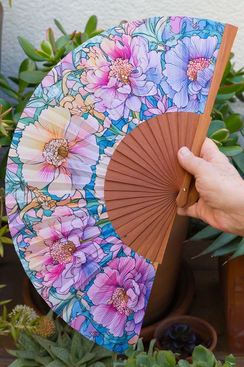 Éventail Art nouveau en bois et soie synthétique – Couleurs pastel et fabrication espagnole – Idéal par temps chaud – Taille moyenne 23 cm – Taille moderniste 33