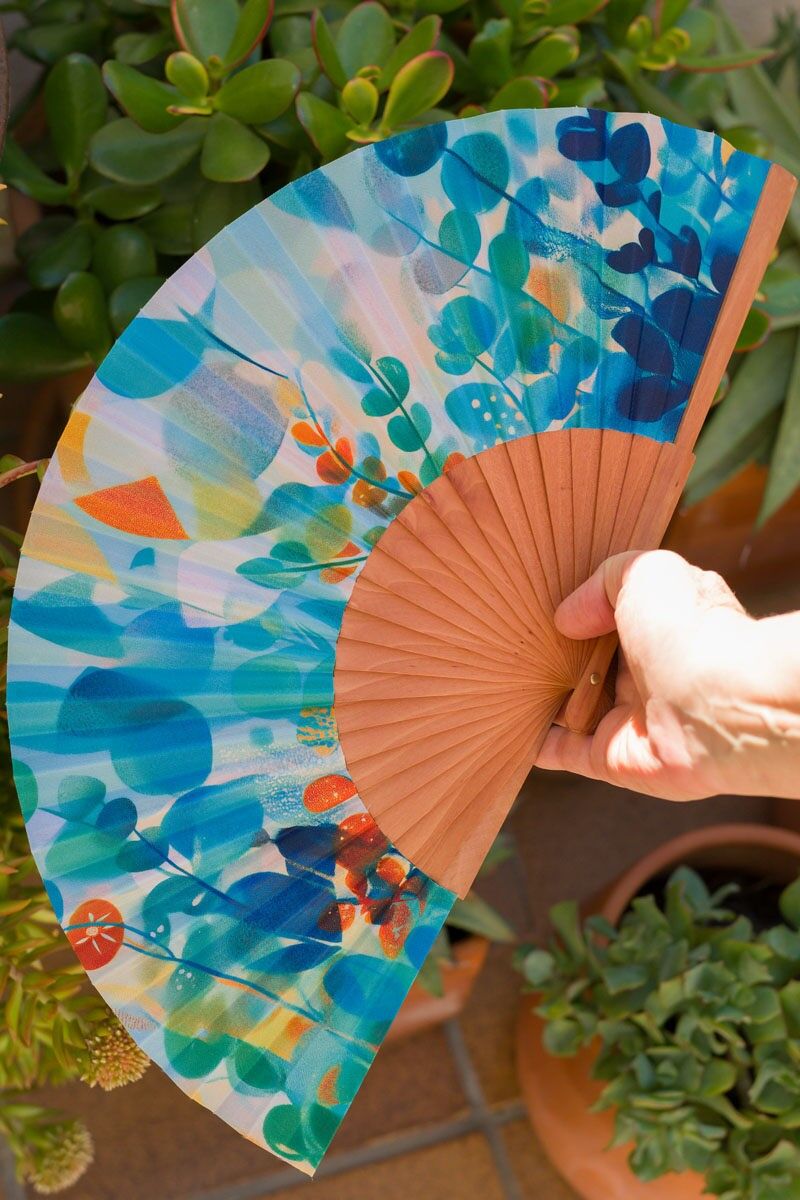 Éventail Art nouveau en bois et soie synthétique – Couleurs pastel et fabrication espagnole – Idéal par temps chaud – Taille moyenne 23 cm – Moderniste 42
