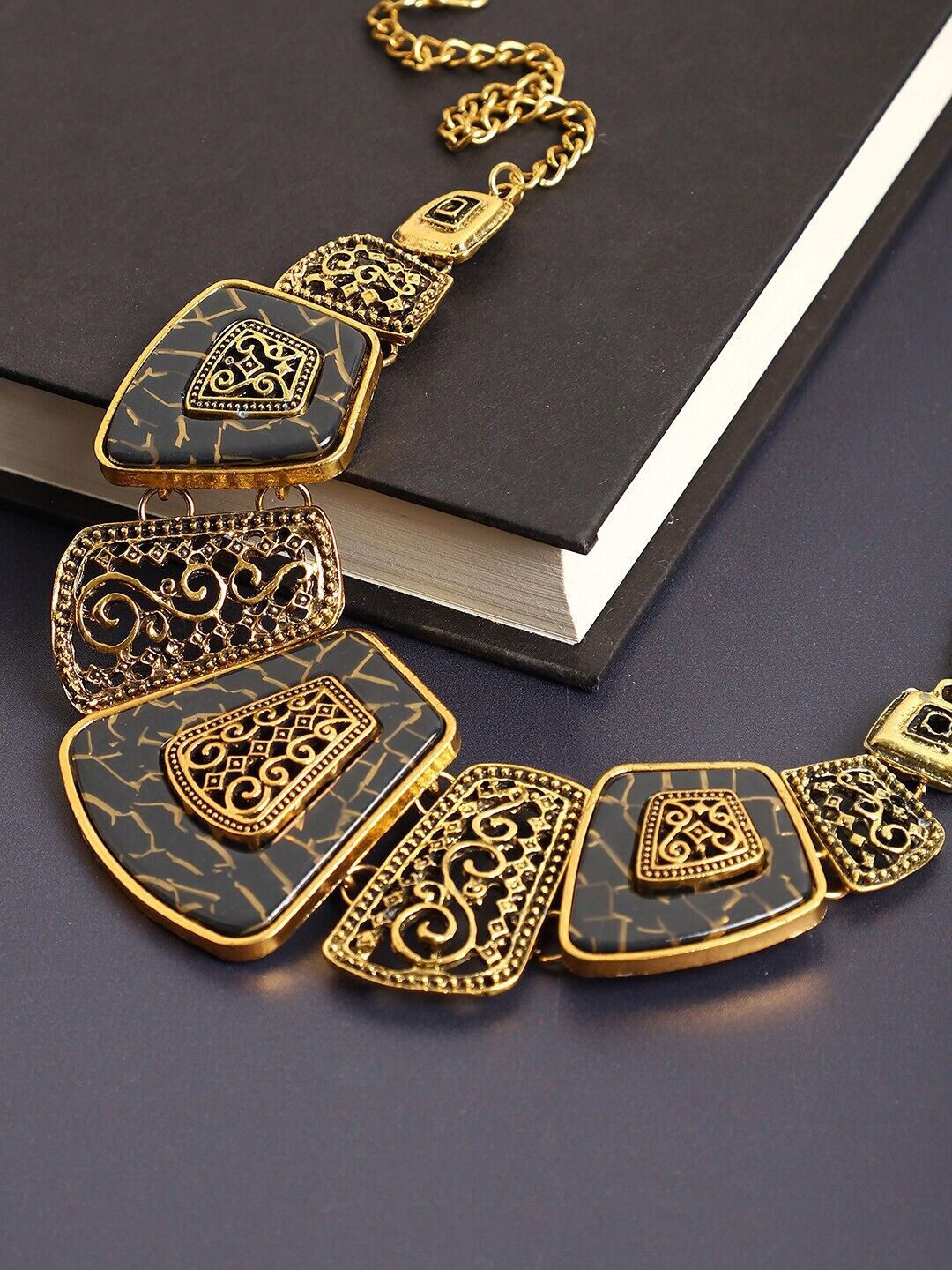 Gold-Toned & Black Necklace – Fashion Jewelery – Gold-Plated Alloy – Two-Tone Design