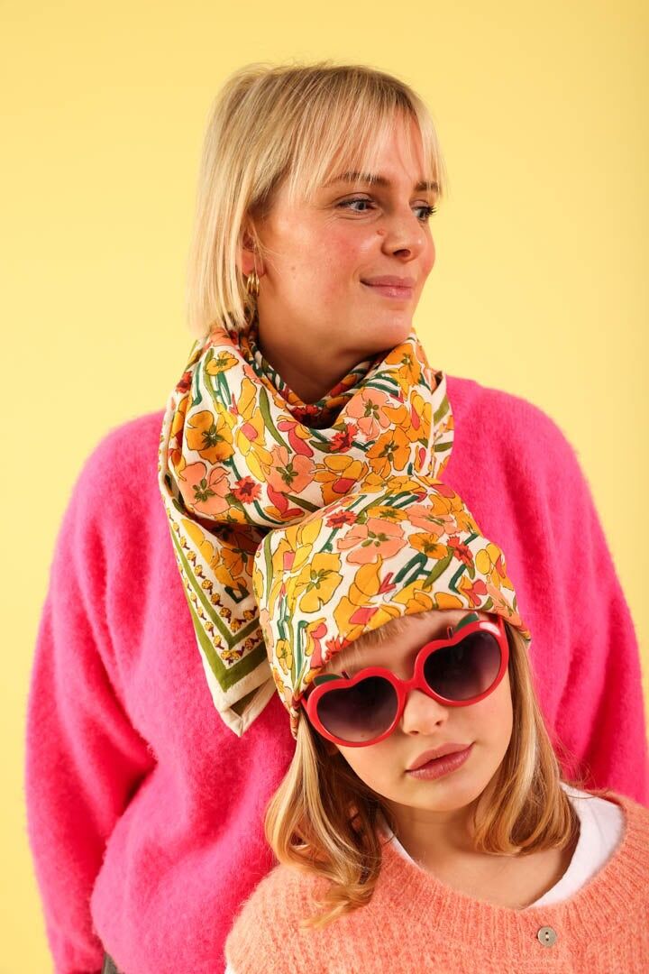 Ockerfarbener Baby-/Kinderschal mit Blumenmuster