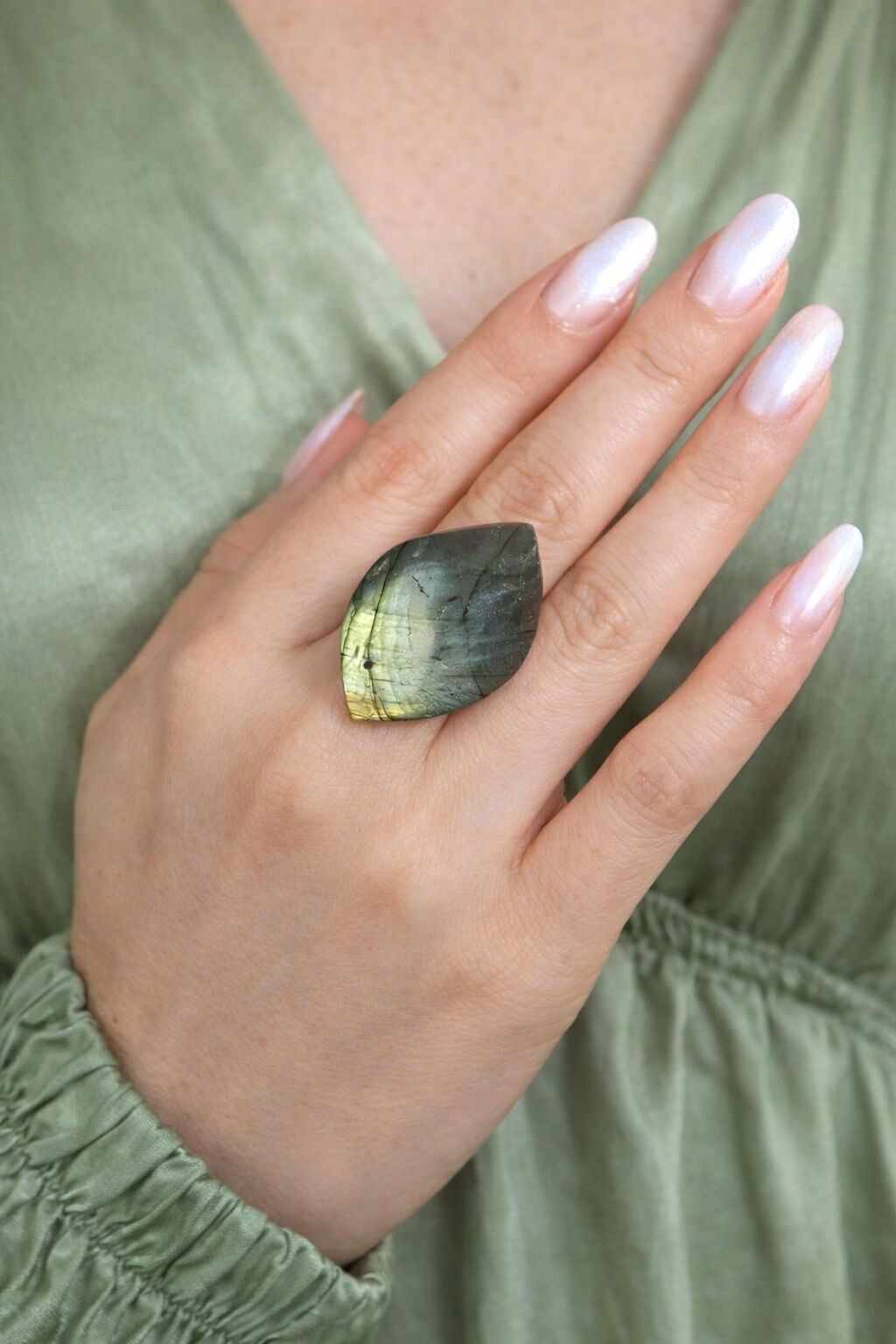 Verstellbarer Ring aus Stahl und natürlichem Labradorit