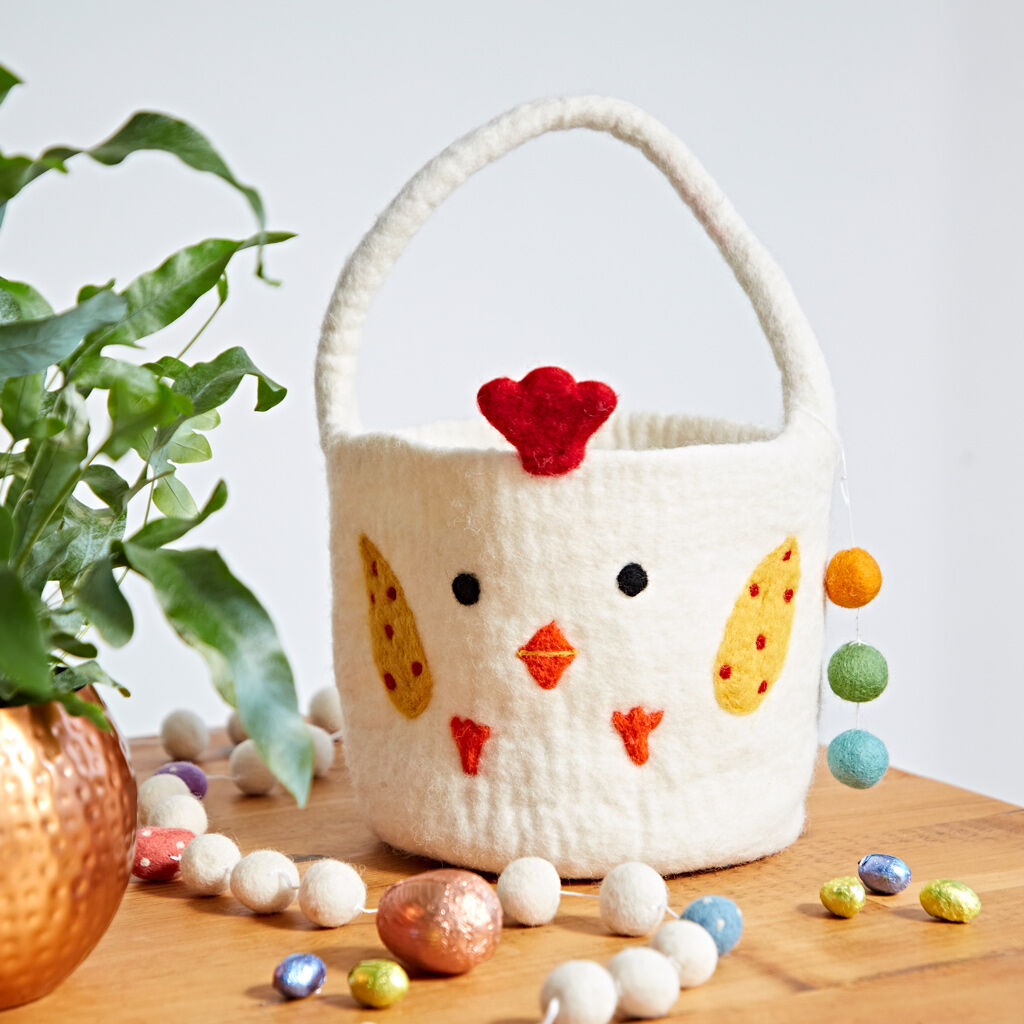 Panier de Pâques en feutrine avec poule et breloques en forme de boule colorée