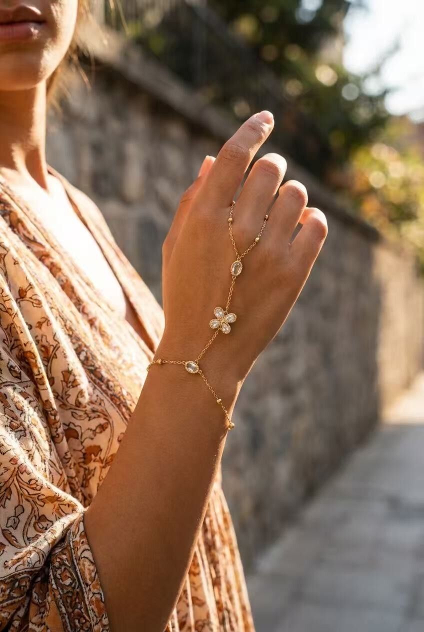 Delicada pulsera de mano de mariposa de acero inoxidable bañada en oro