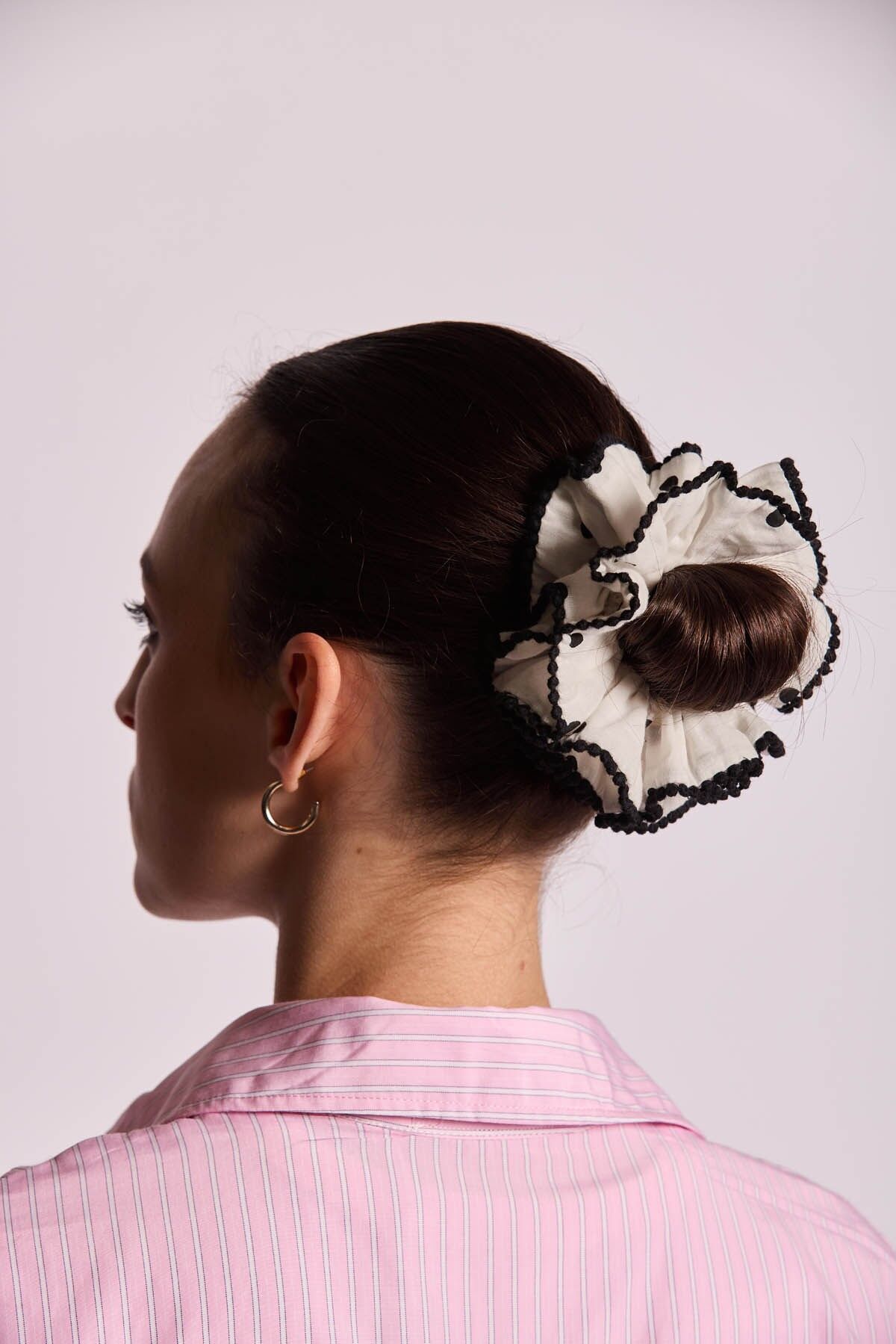 Scrunchie con volant a pois ecrù