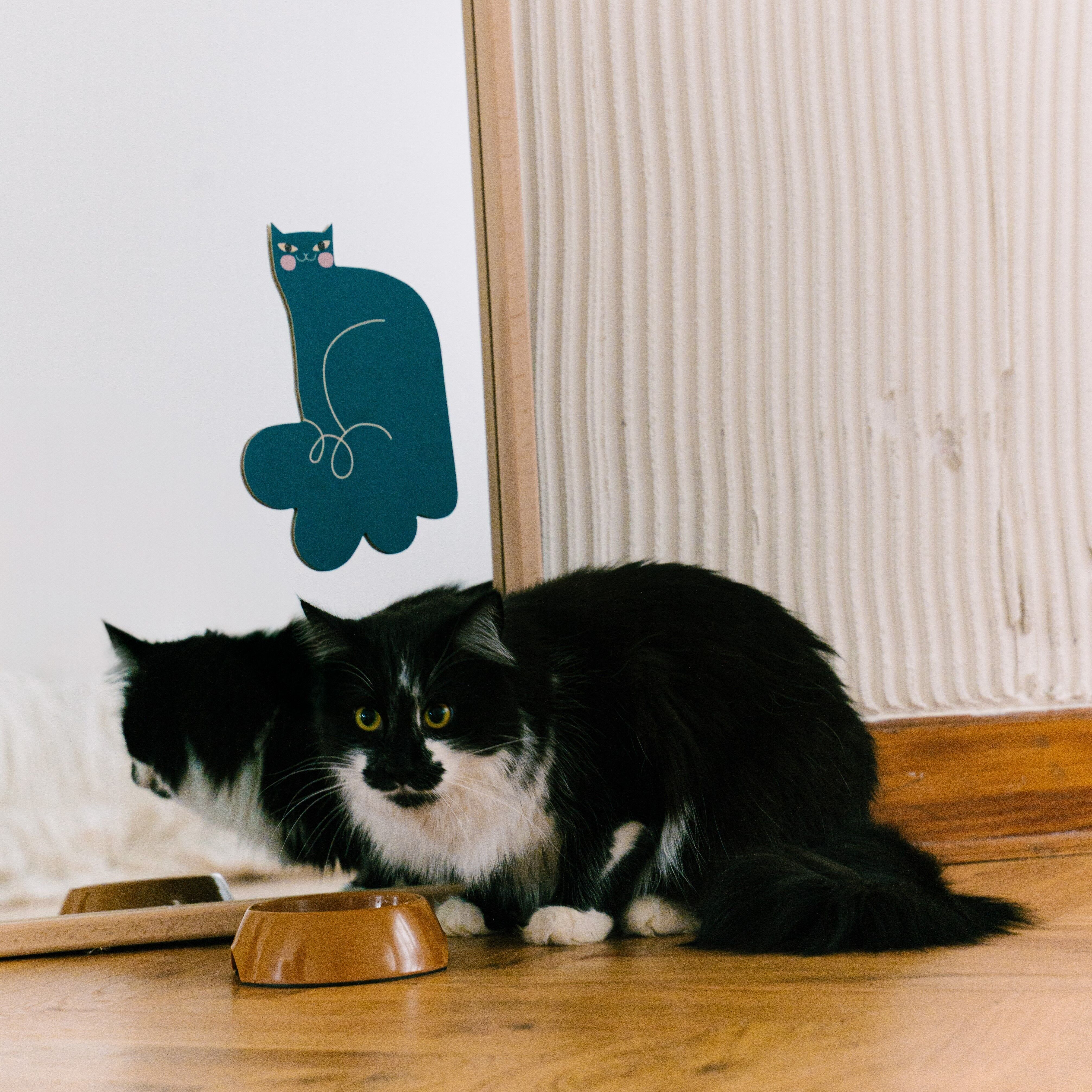 Décoration murale en bois représentant un cornichon en forme de chat