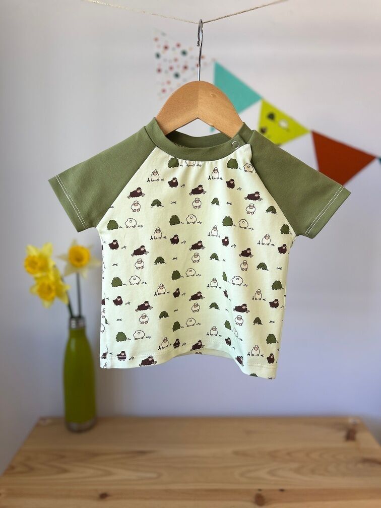 Short-sleeved T-shirt "Leapfrog in soft green"