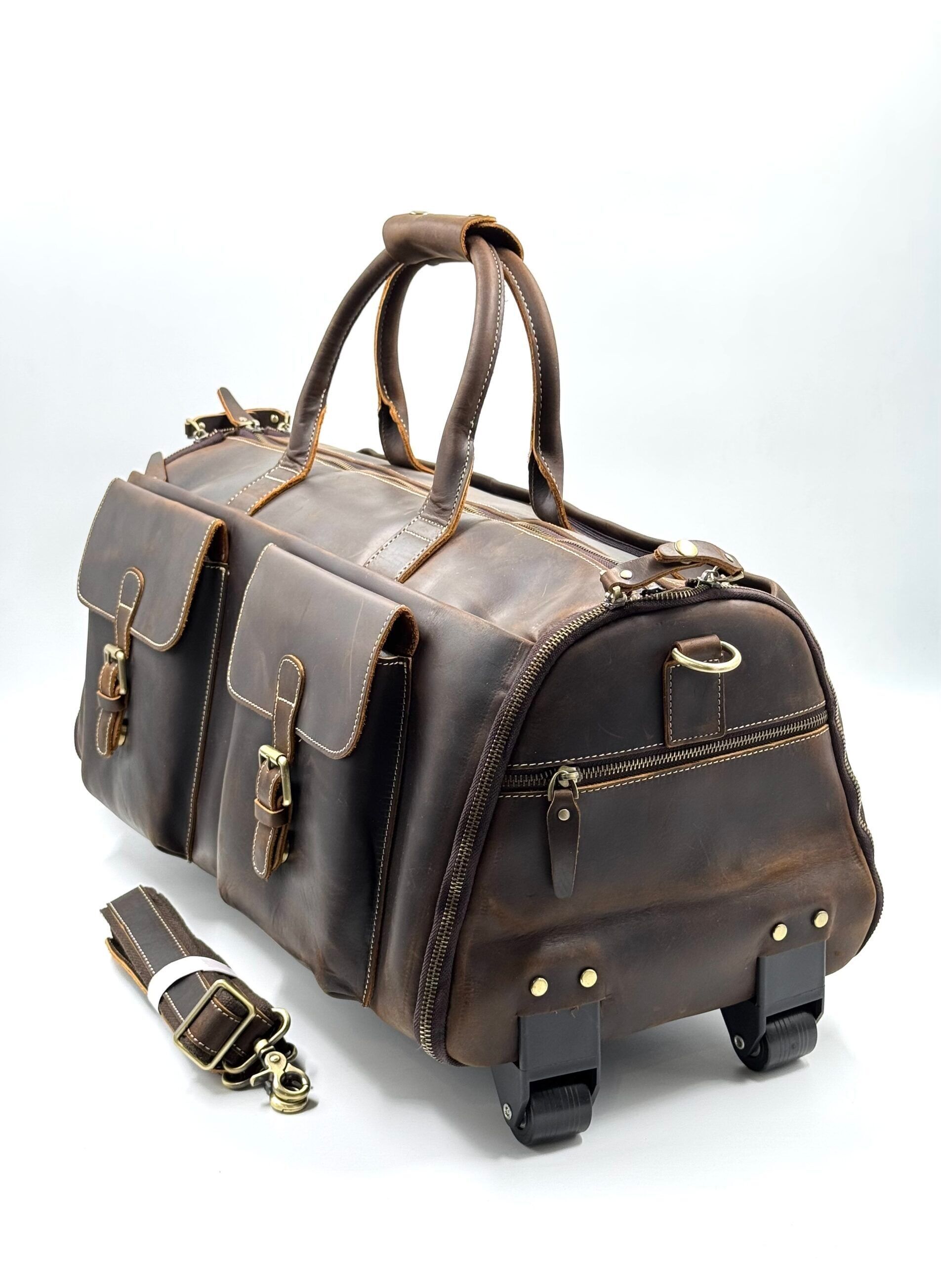 Borsone da viaggio in pelle oliata fatto a mano - Borsone porta abiti artigianale con rotelle da 60 cm e scomparto dedicato per le scarpe