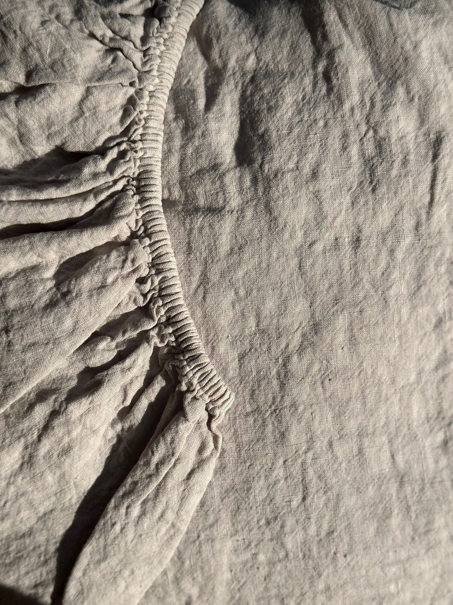 Spannbettlaken aus beigefarbenem, gewaschenem Leinen