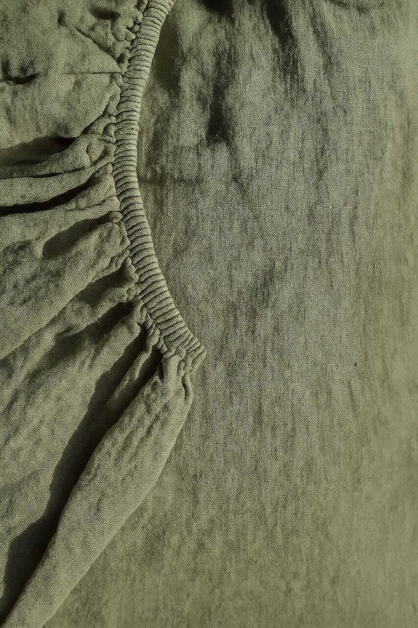 Spannbettlaken aus gewaschenem Leinen in Eukalyptusgrün