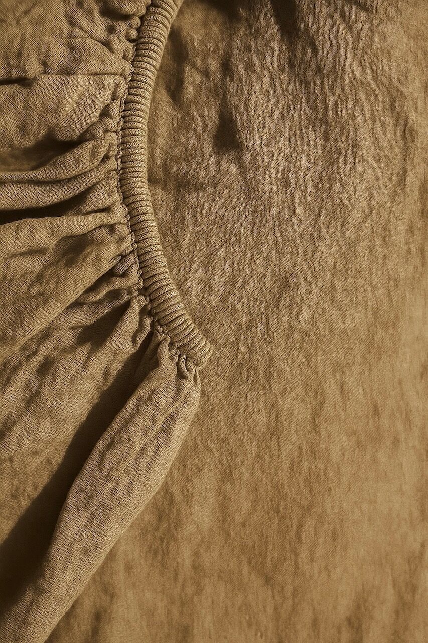 Spannbettlaken aus gewaschenem Leinenveloursleder in der Farbe Clay