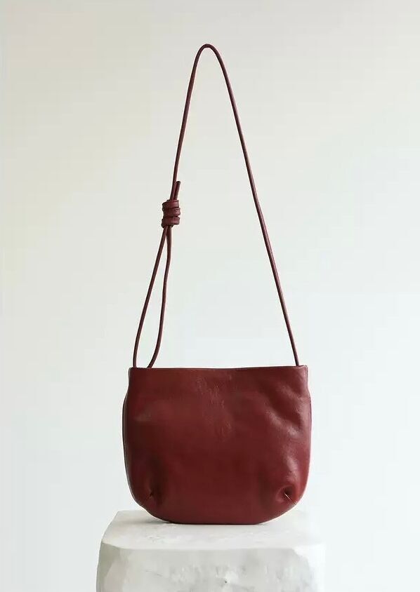 Handgefertigte Schultertasche aus pflanzlich gegerbtem Narbenleder