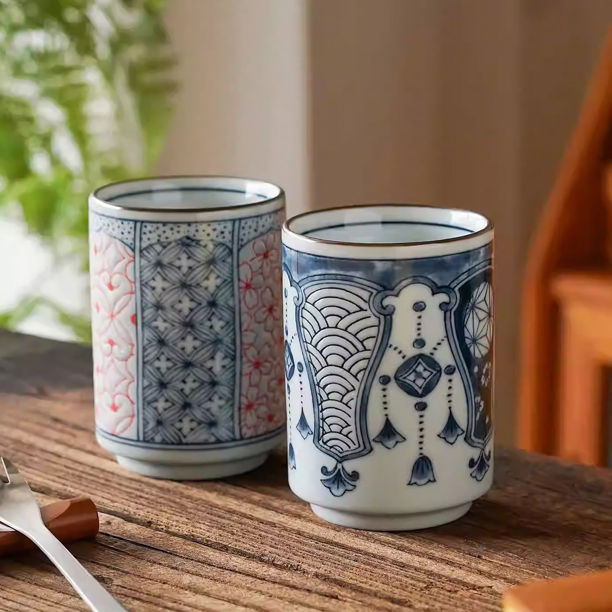 Minoyaki-Becher, verziert mit blau-weißem Sometsuke