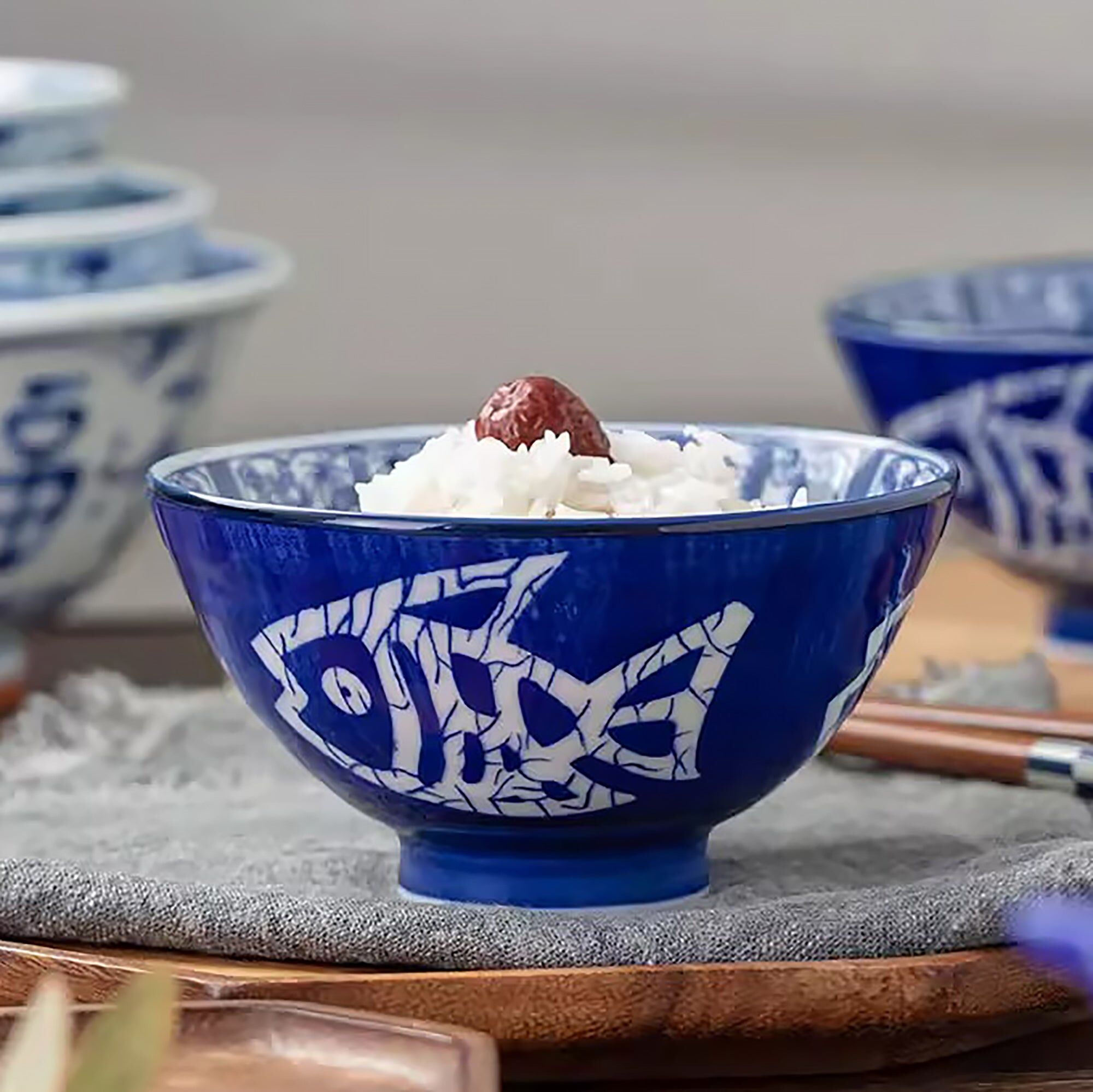 Minoyaki-Schale mit blau-weißem Fischmuster