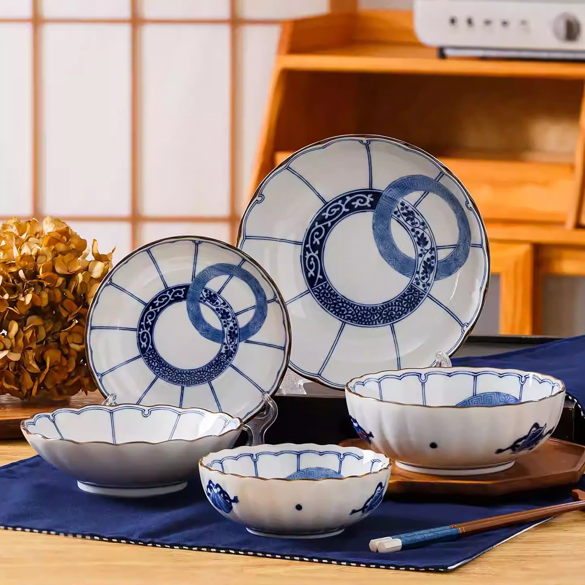 Minoyaki-Geschirr mit einem doppelten blau-weißen Ringmuster