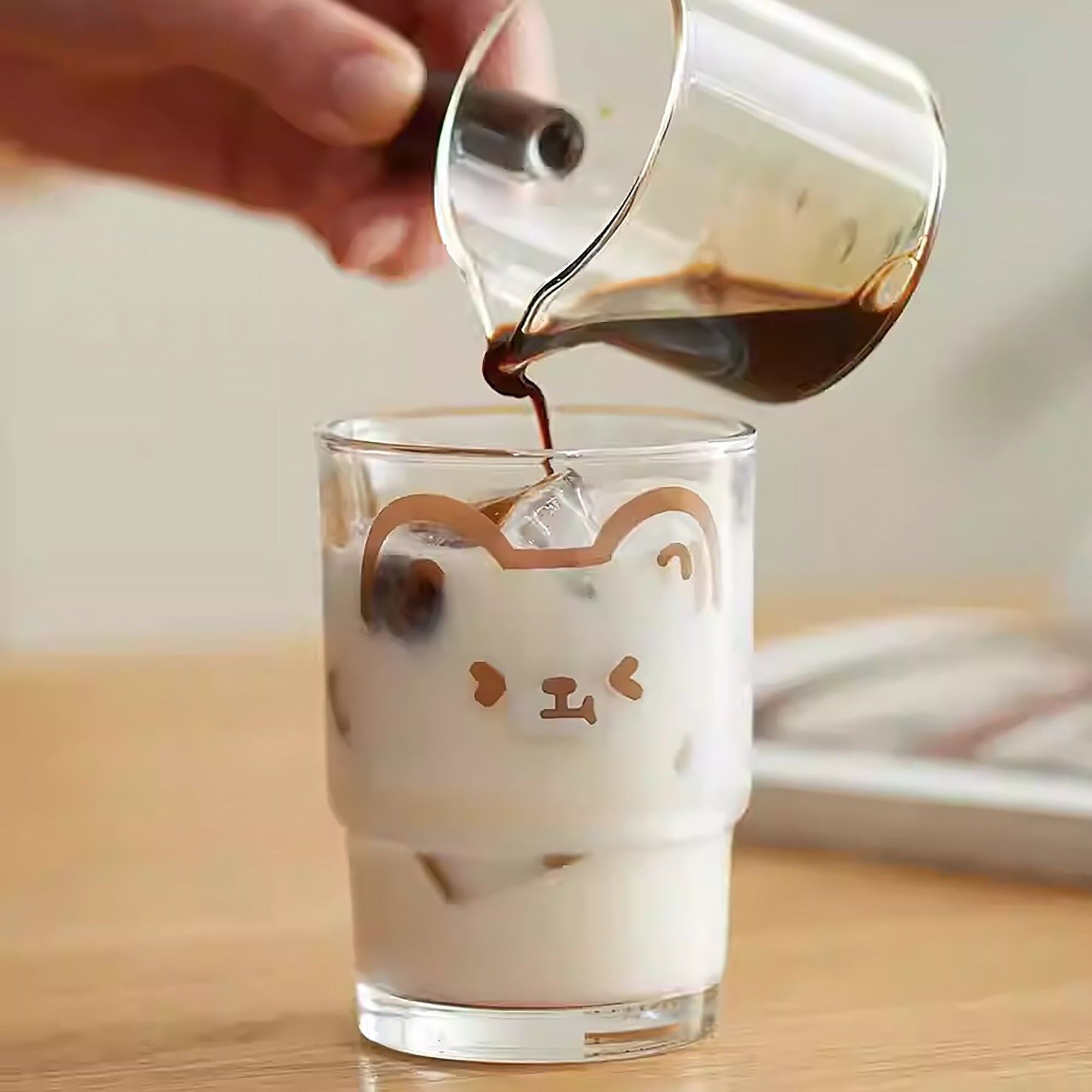 Glas mit einem kleinen Bärenmotiv